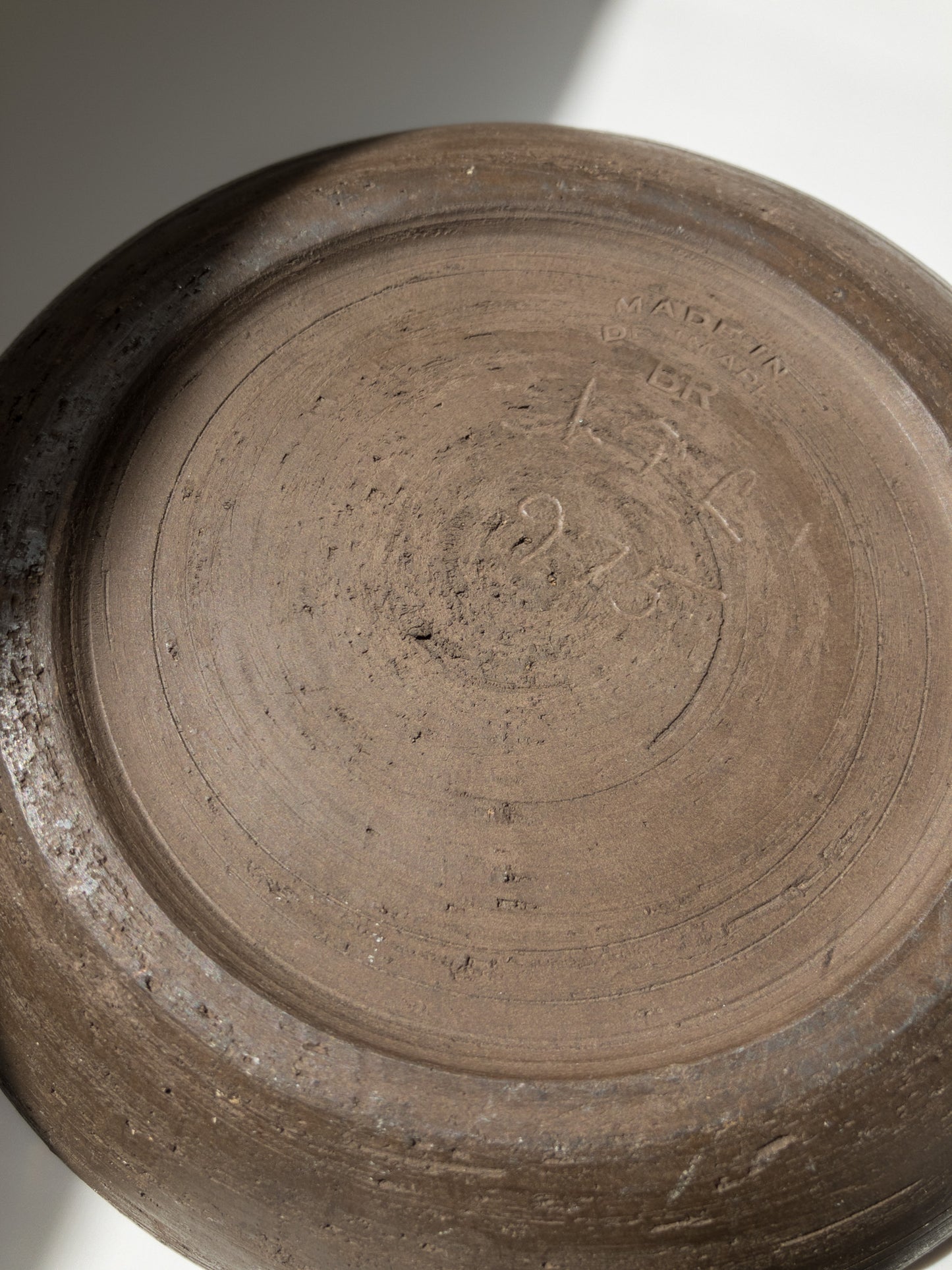 底のサイン部分を写した写真