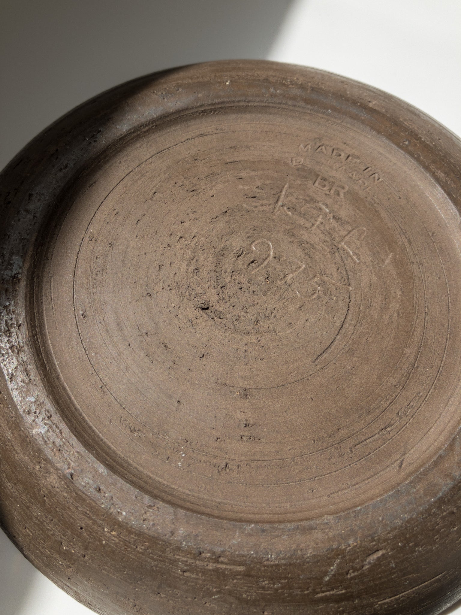 底のサイン部分を写した写真