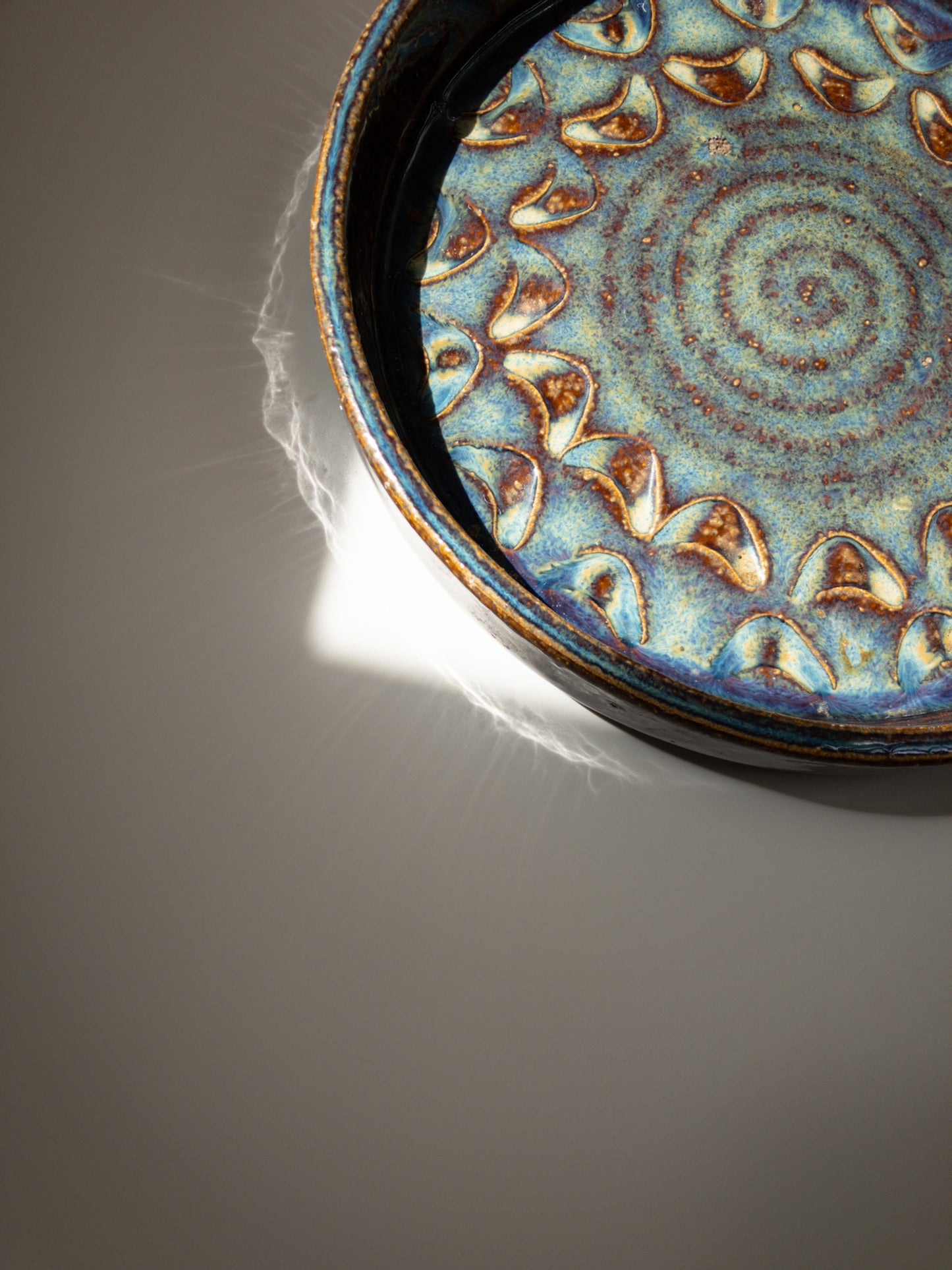 上部から本体と反射光を写した写真