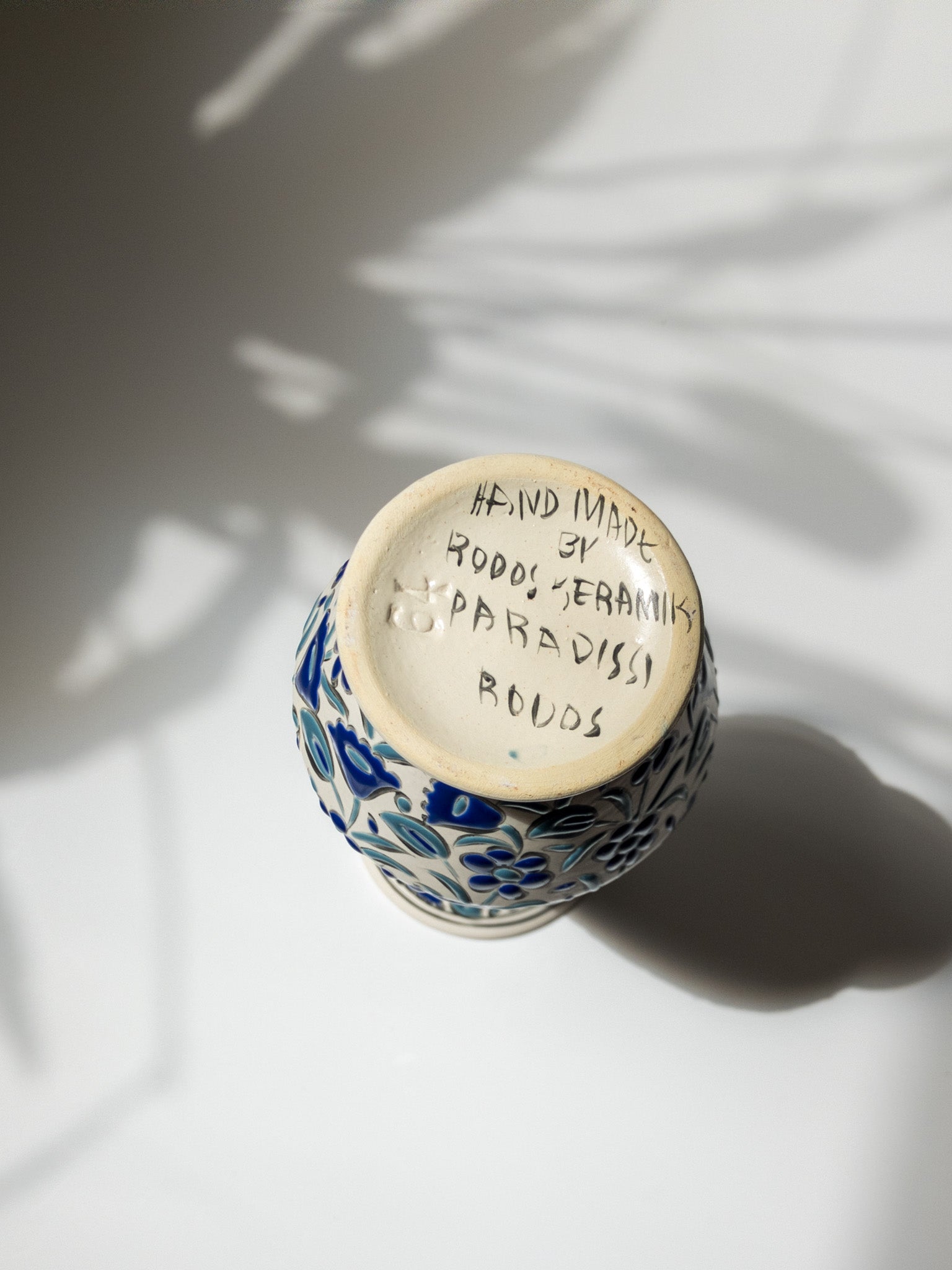 底の部分の写真。手書きのサインが書かれている。