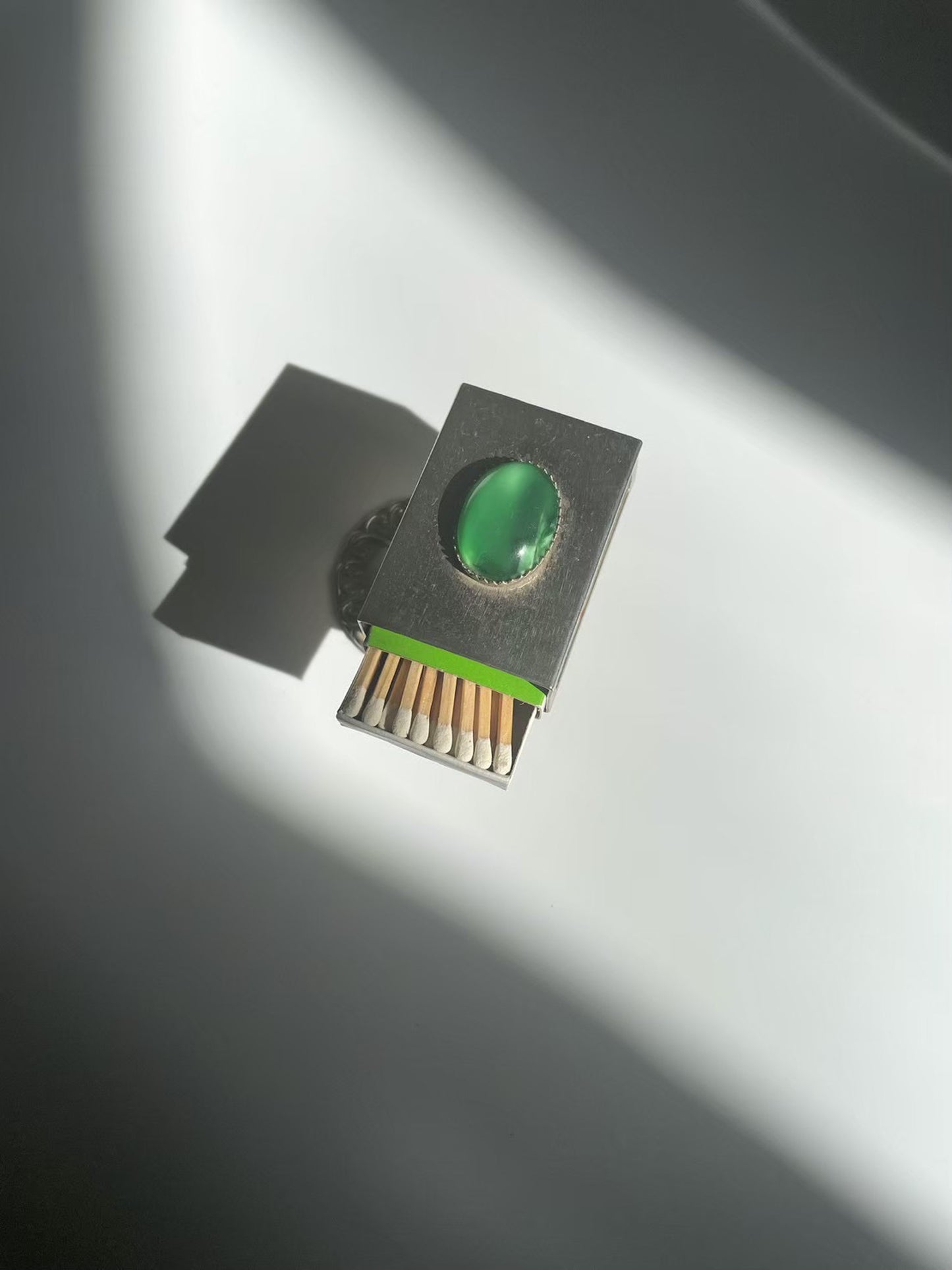 マッチ箱を少し開けた状態で上部から撮った写真