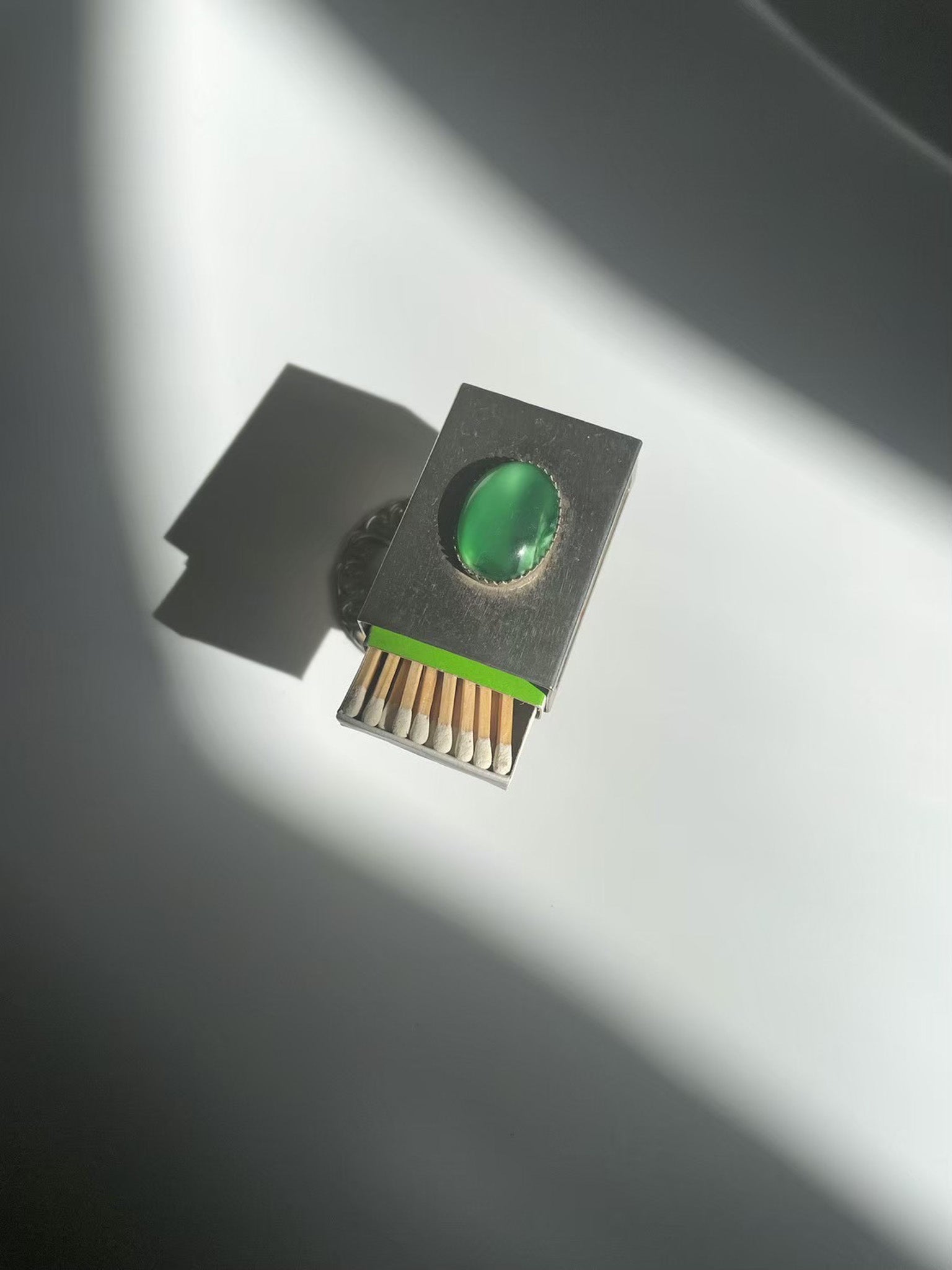 マッチ箱を少し開けた状態で上部から撮った写真