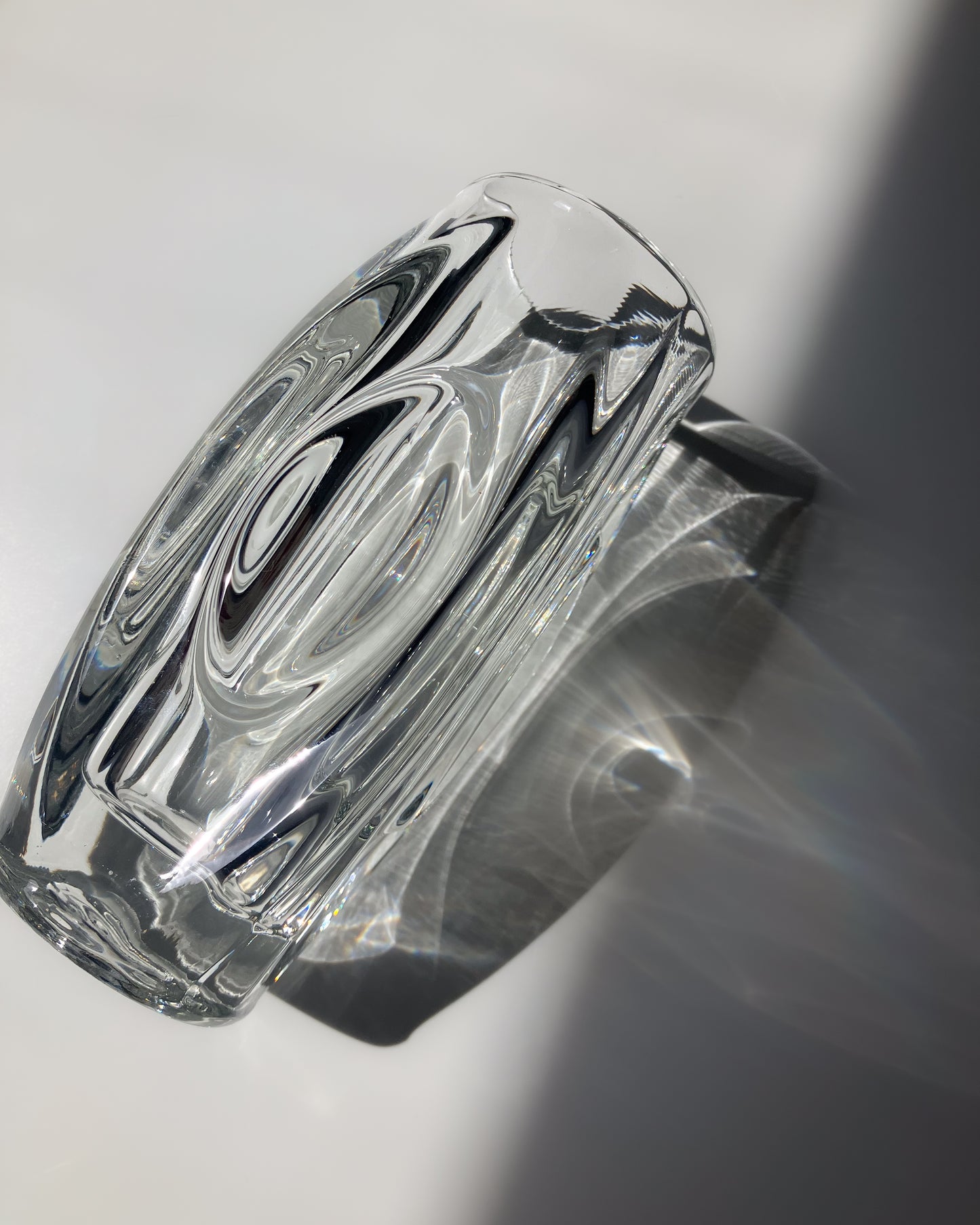 Schrötter Concave Vase 影の紋様 – 東欧ヴィンテージガラス