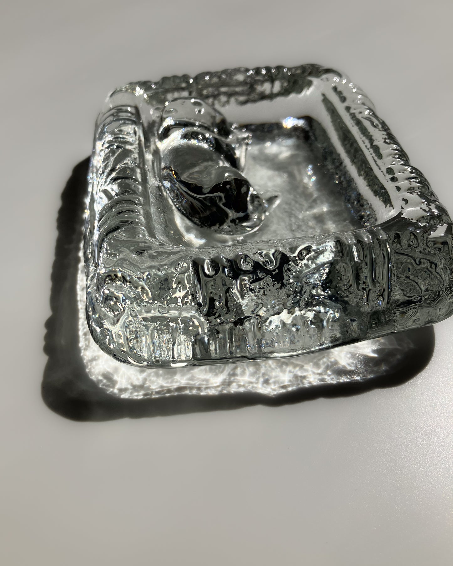 Glass Dog Ashtray 横から – 厚みのある縁部分