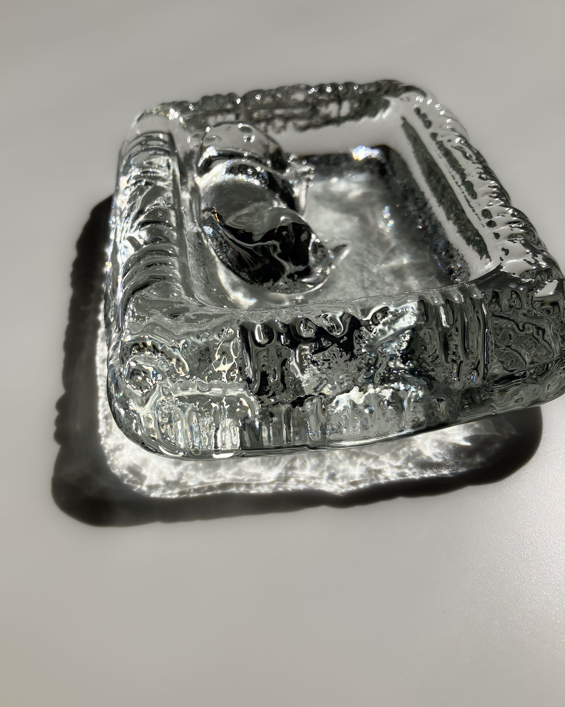 Glass Dog Ashtray 横から – 厚みのある縁部分