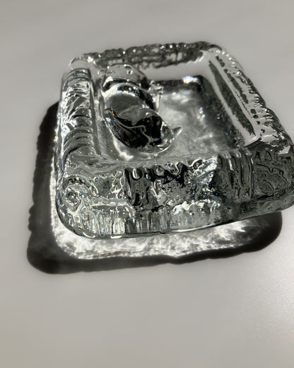 Glass Dog Ashtray 横から – 厚みのある縁部分
