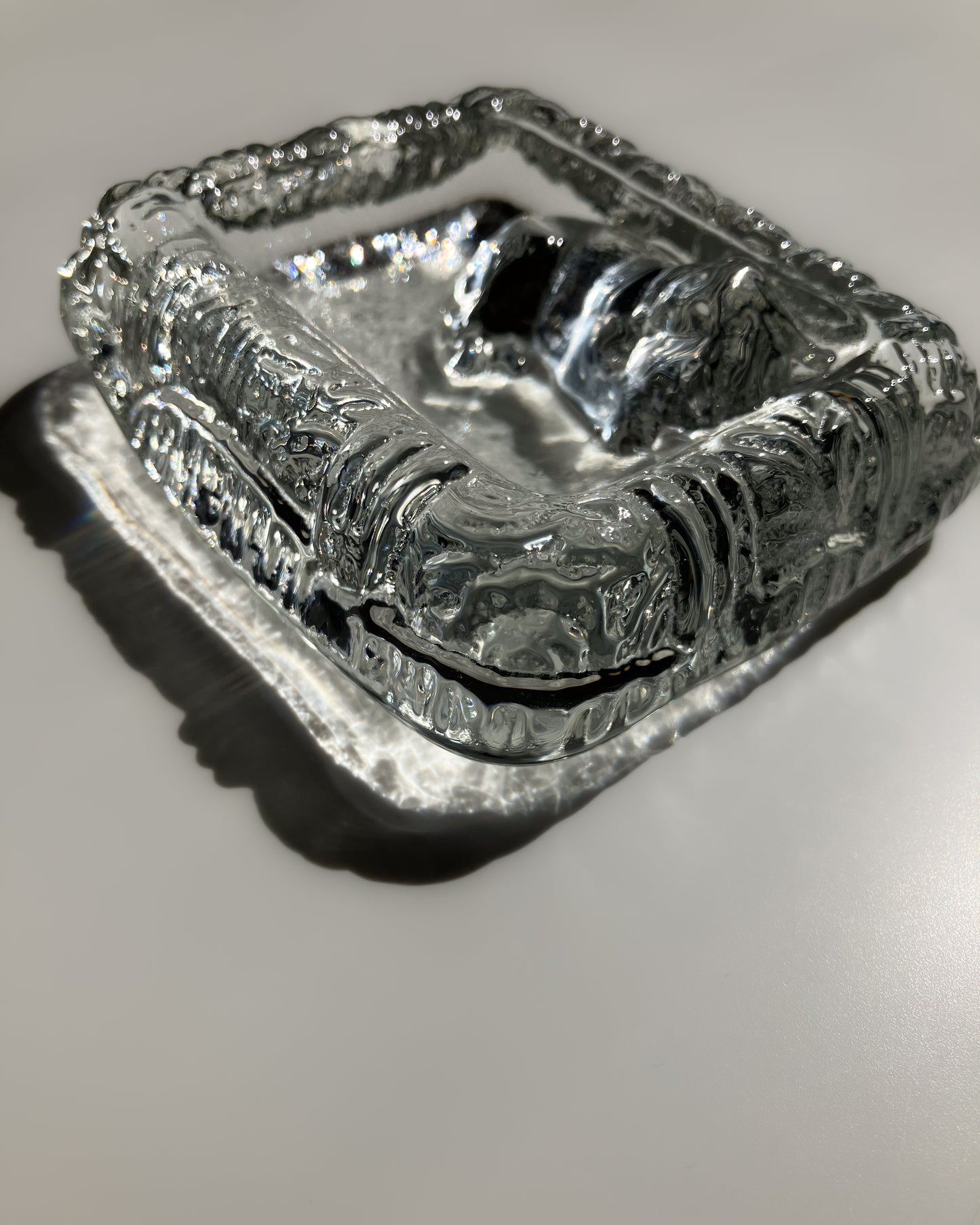Glass Dog Ashtray 縁の荒々しいアイステクスチャー