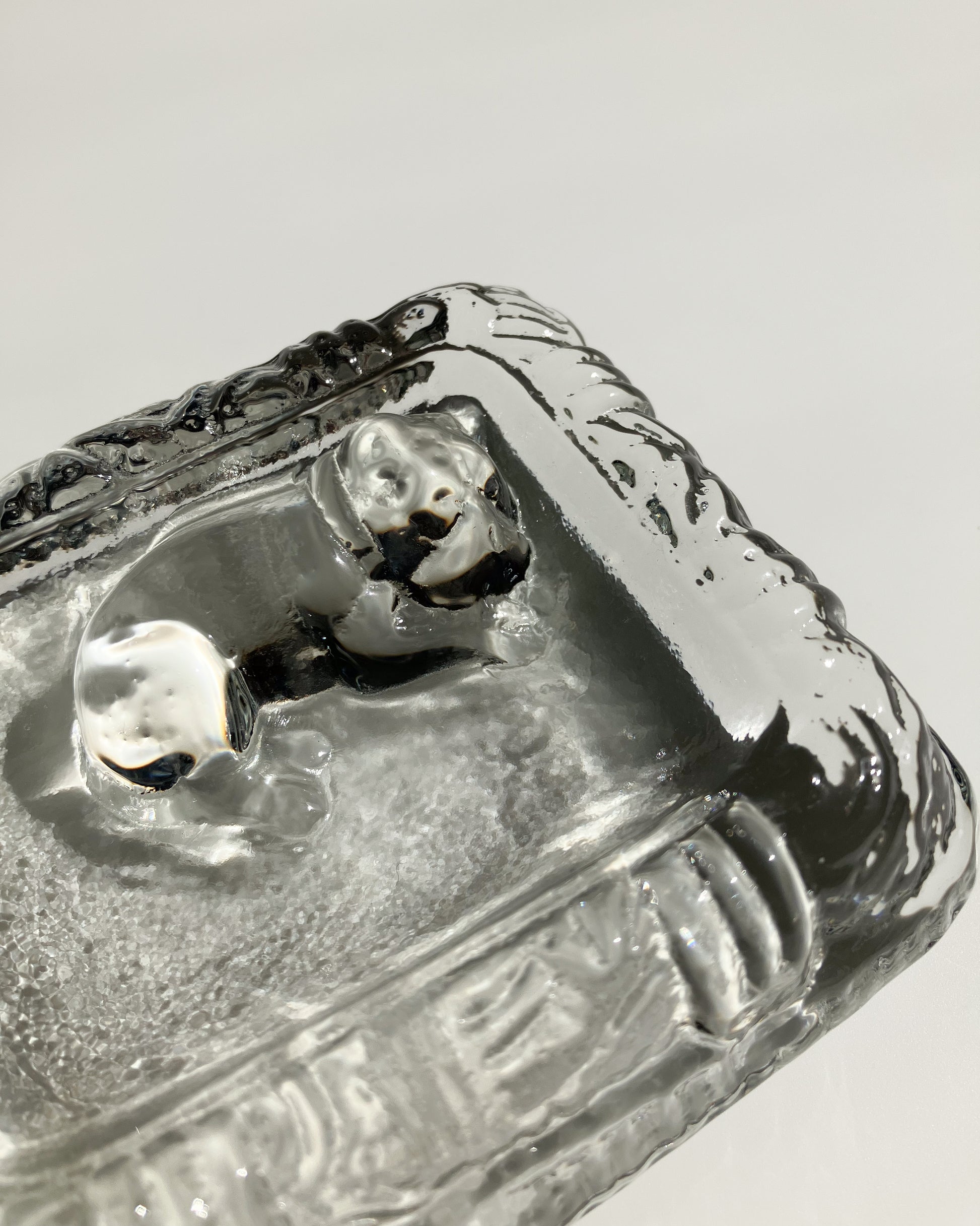 Glass Dog Ashtray 上から – 中央の平らなスペース