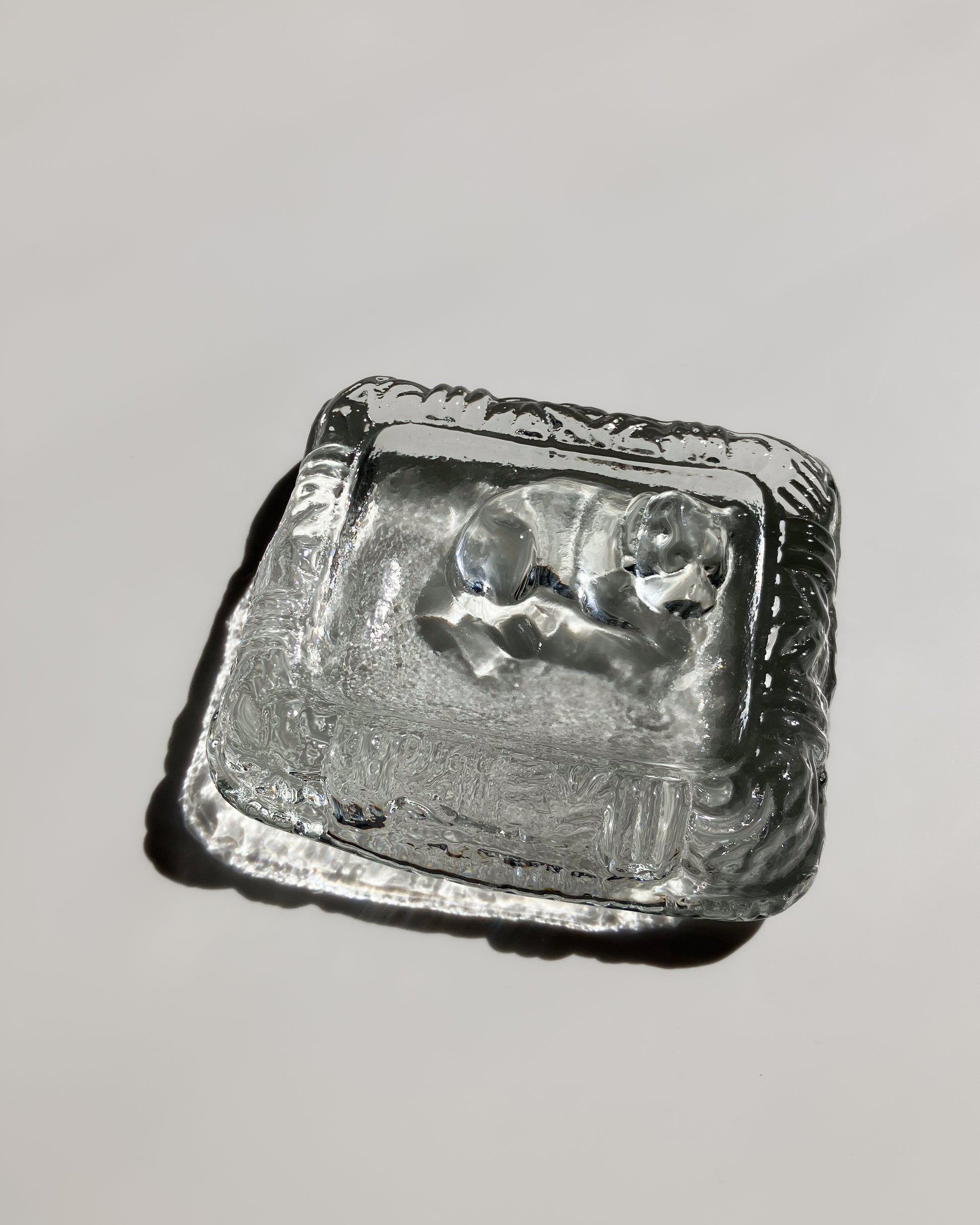 スウェーデン製ヴィンテージガラス灰皿 – 犬フィギュア付き