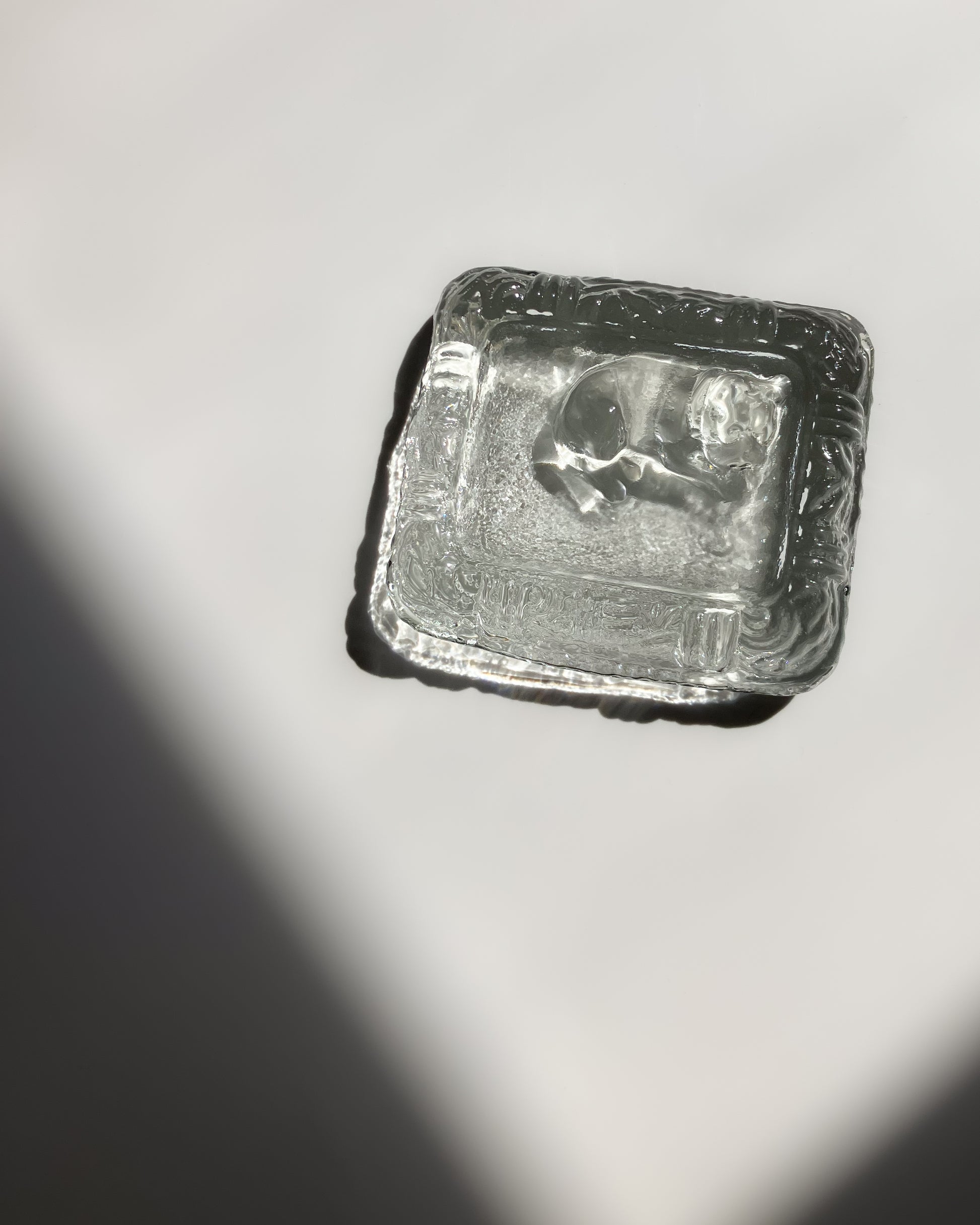 Glass Dog Ashtray 斜め上から – 額縁状の構造