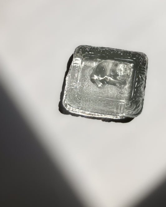 Glass Dog Ashtray 斜め上から – 額縁状の構造