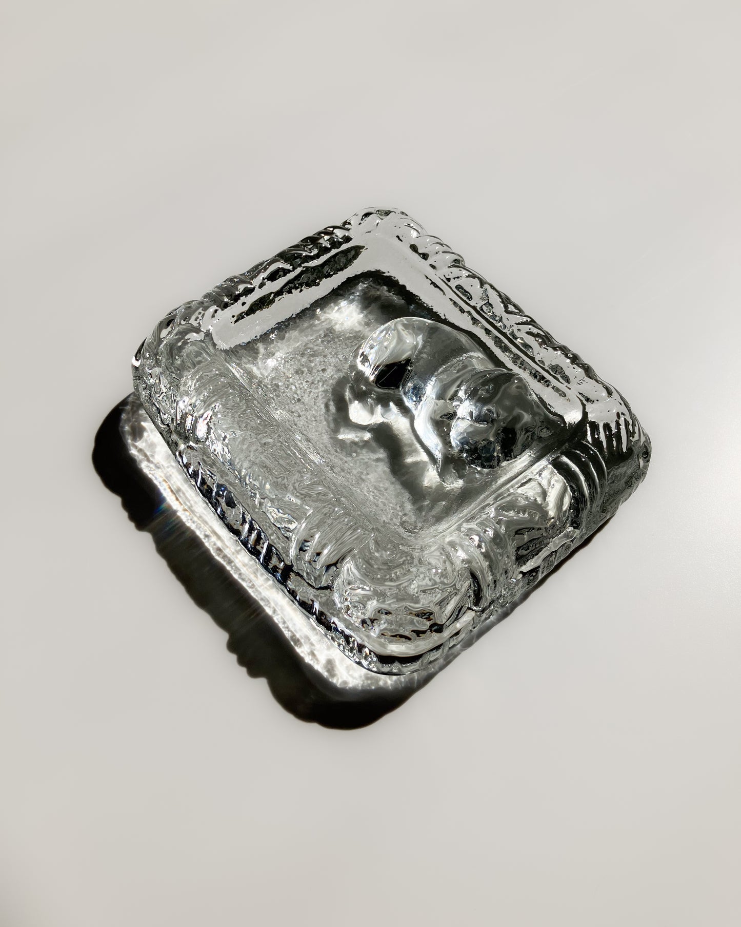 Glass Dog Ashtray 光を受けて輝くガラス