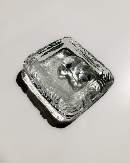 Glass Dog Ashtray 光を受けて輝くガラス