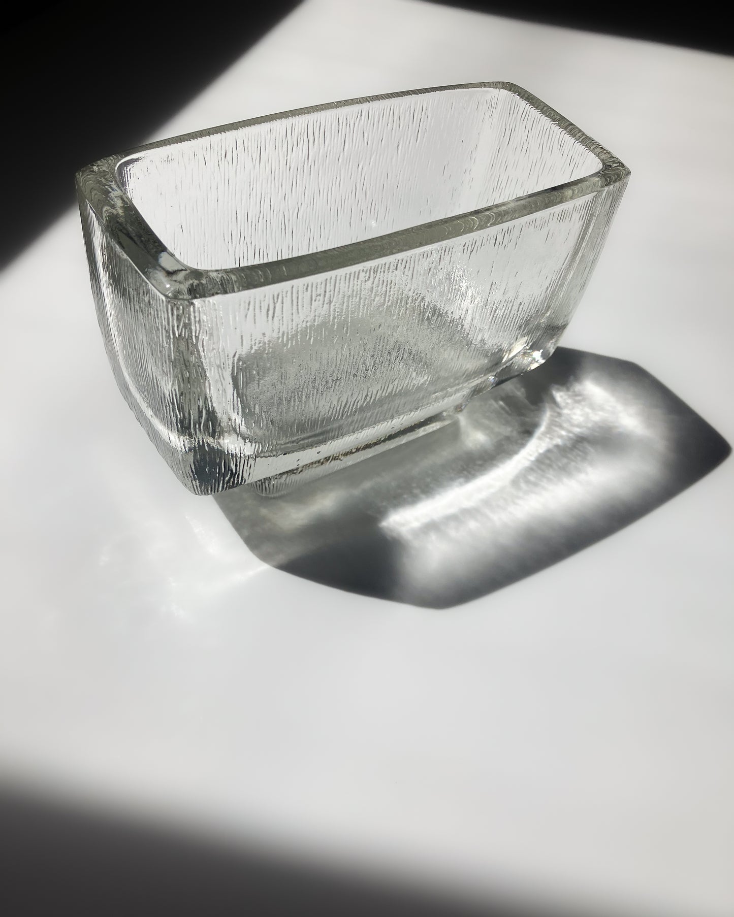 Vizner Jardiniere 斜め上から – 縦スリットのミニマルなフォルム