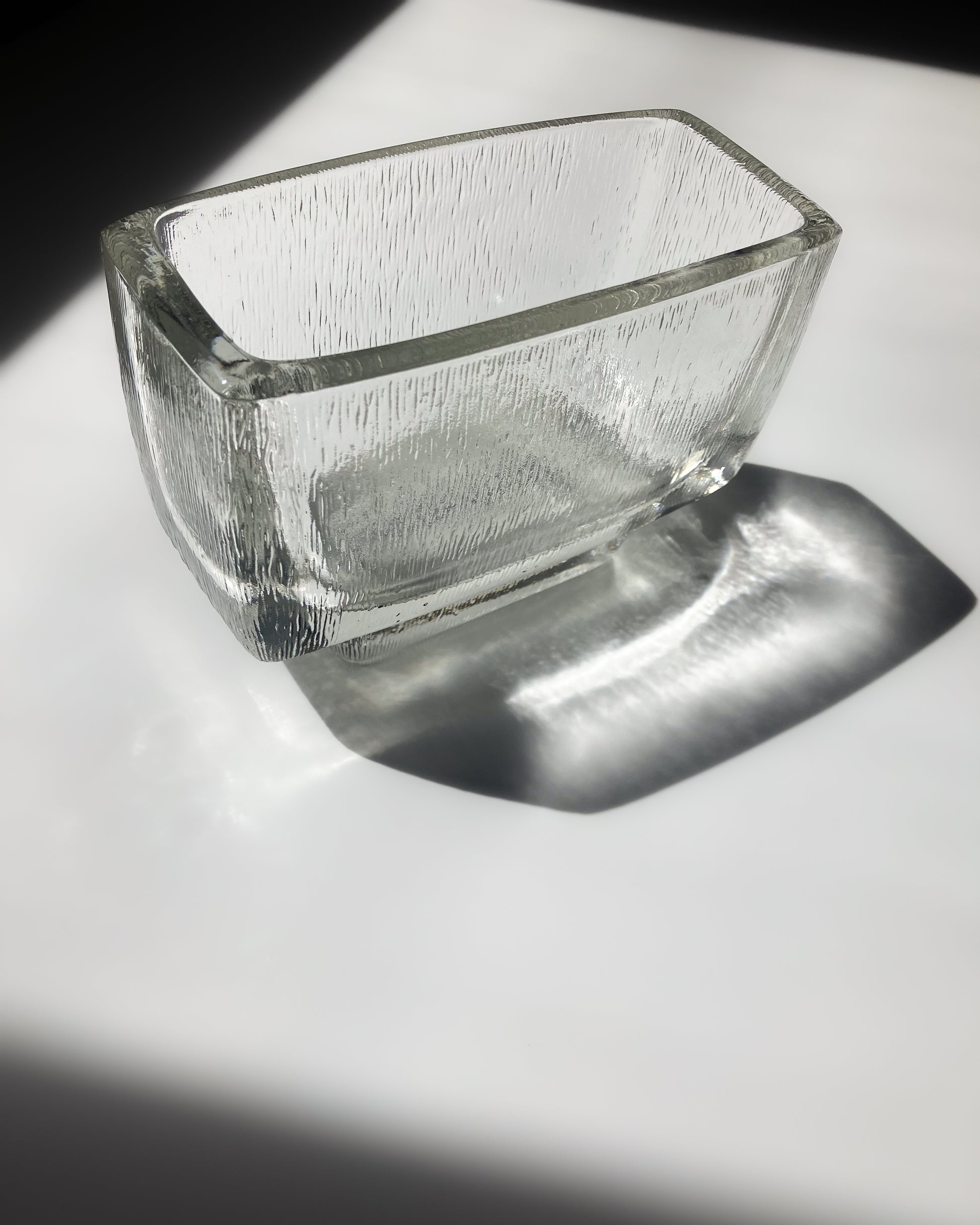 Vizner Jardiniere 斜め上から – 縦スリットのミニマルなフォルム