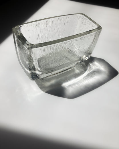 Vizner Jardiniere 斜め上から – 縦スリットのミニマルなフォルム