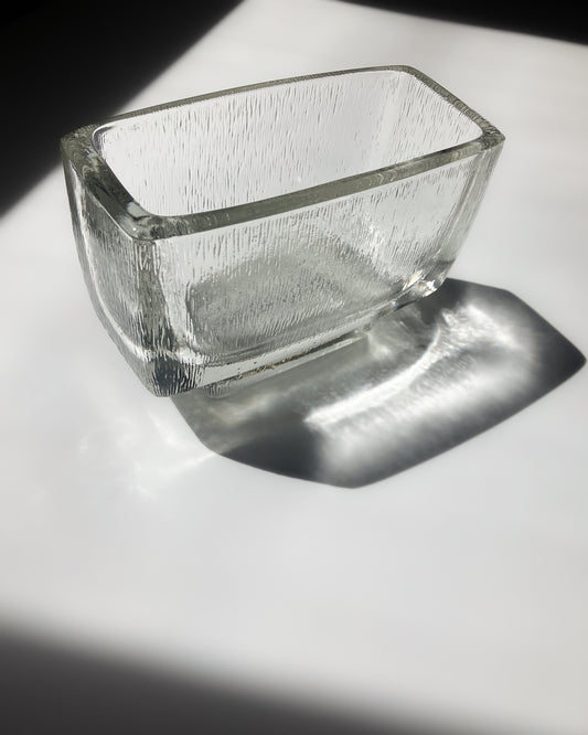 Vizner Jardiniere 斜め上から – 縦スリットのミニマルなフォルム