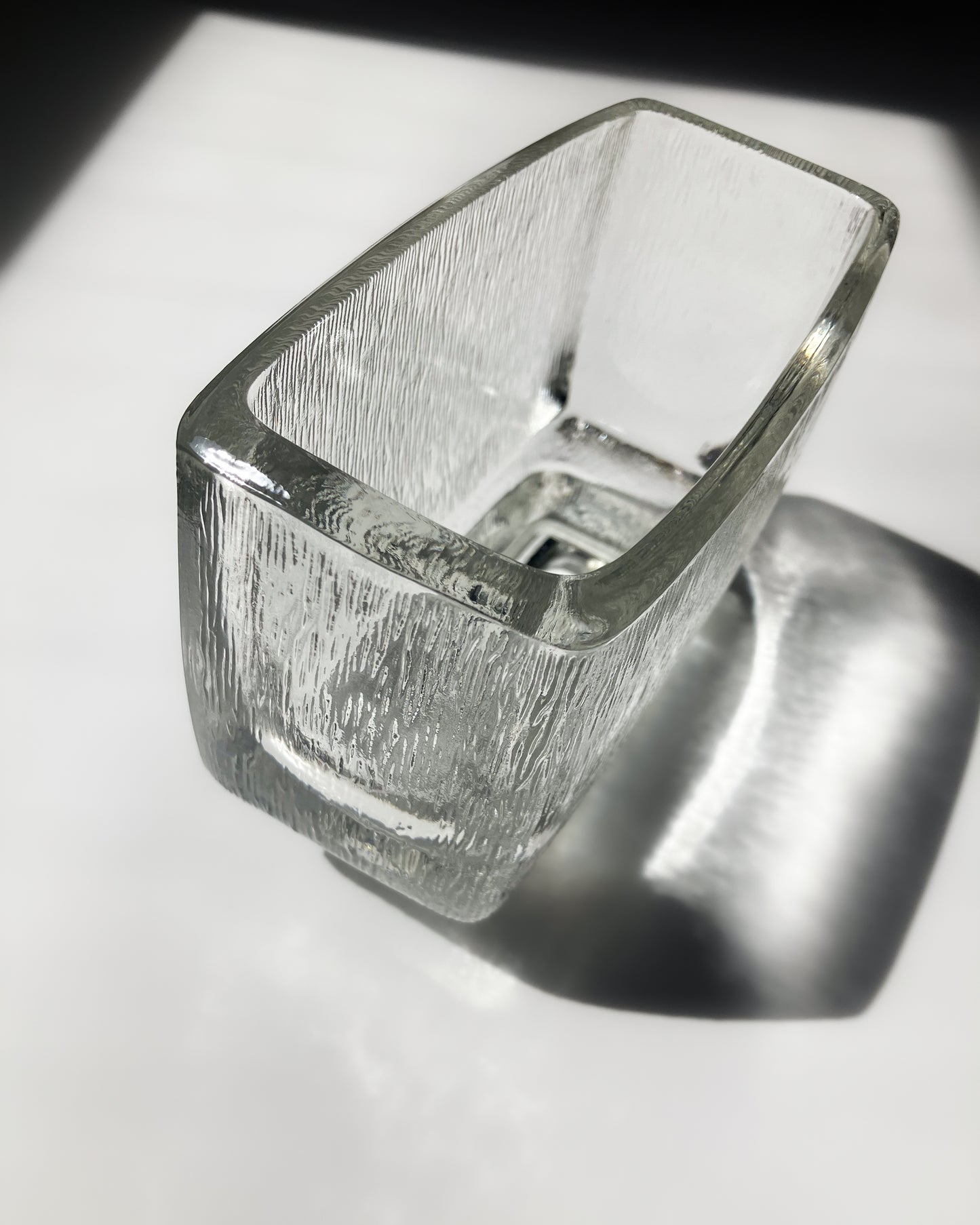Vizner Jardiniere 光を受けて輝くプレスガラス