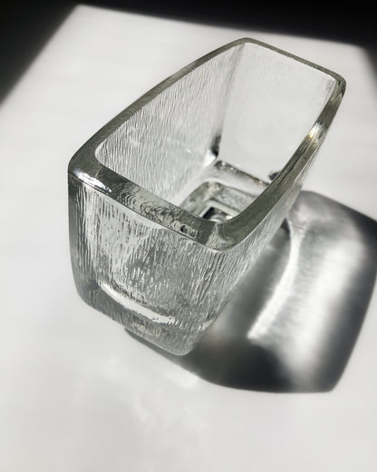 Vizner Jardiniere 光を受けて輝くプレスガラス