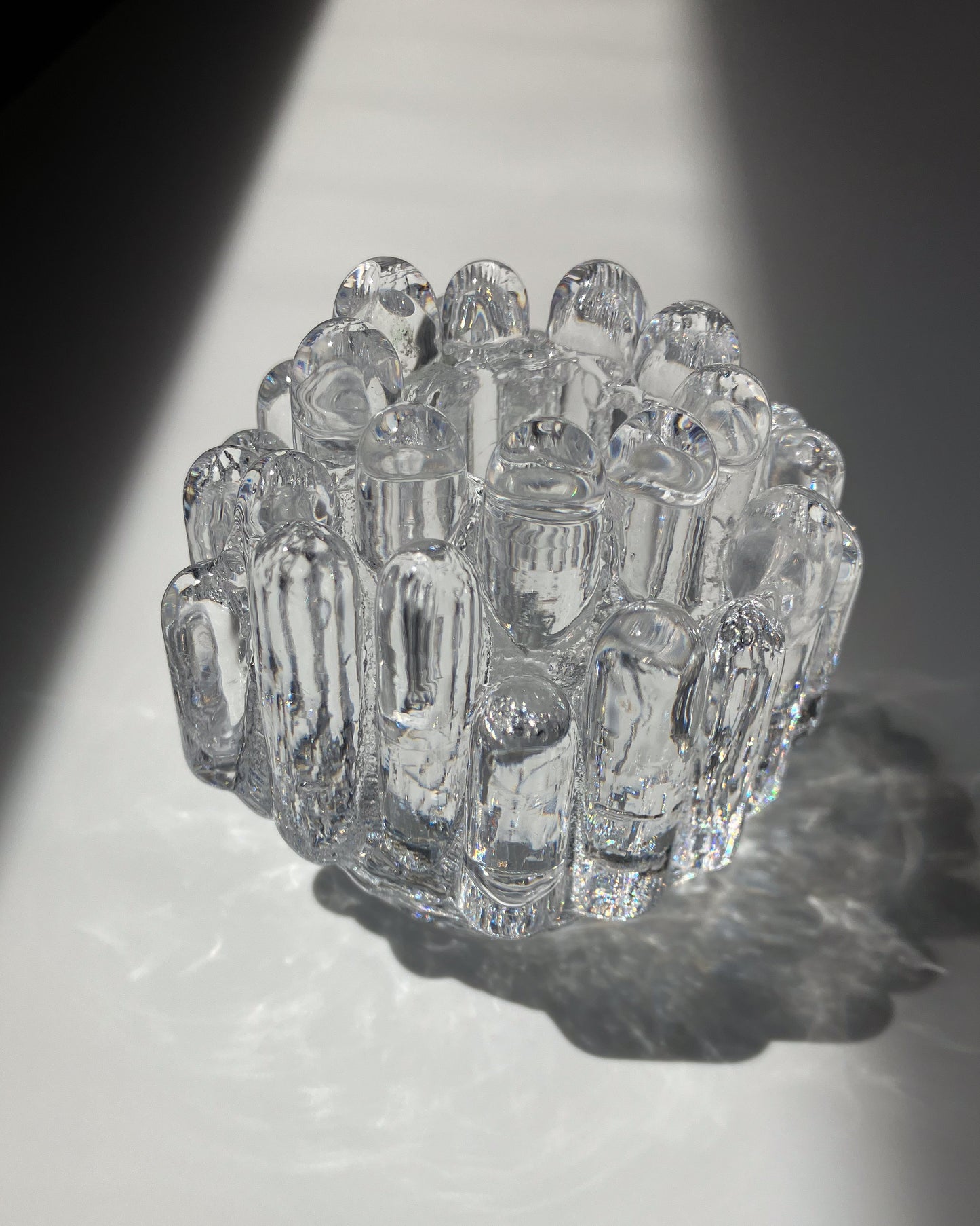 Polar Candle Holder 斜め上から – 氷柱が突き上げる王冠型フォルム