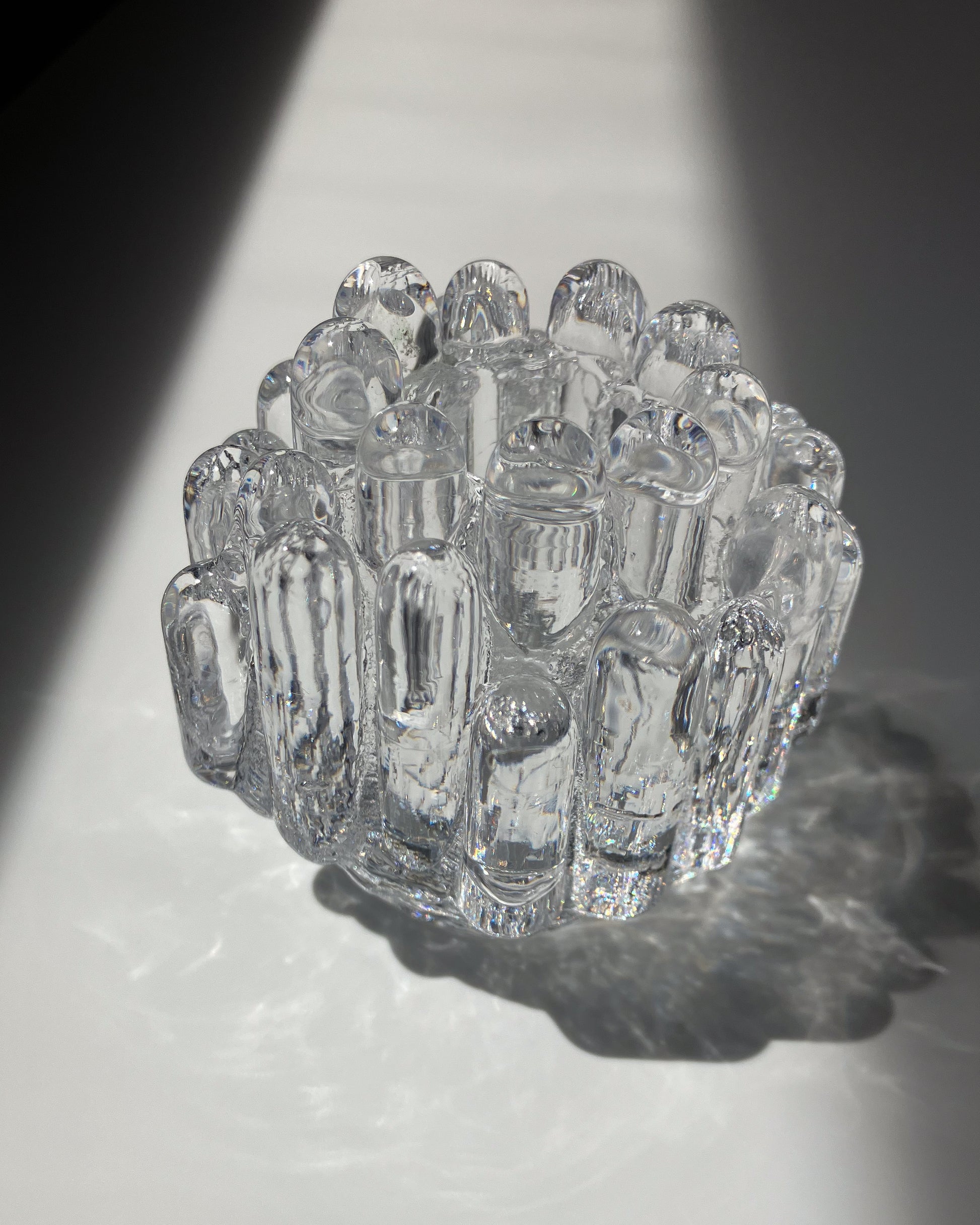 Polar Candle Holder 斜め上から – 氷柱が突き上げる王冠型フォルム
