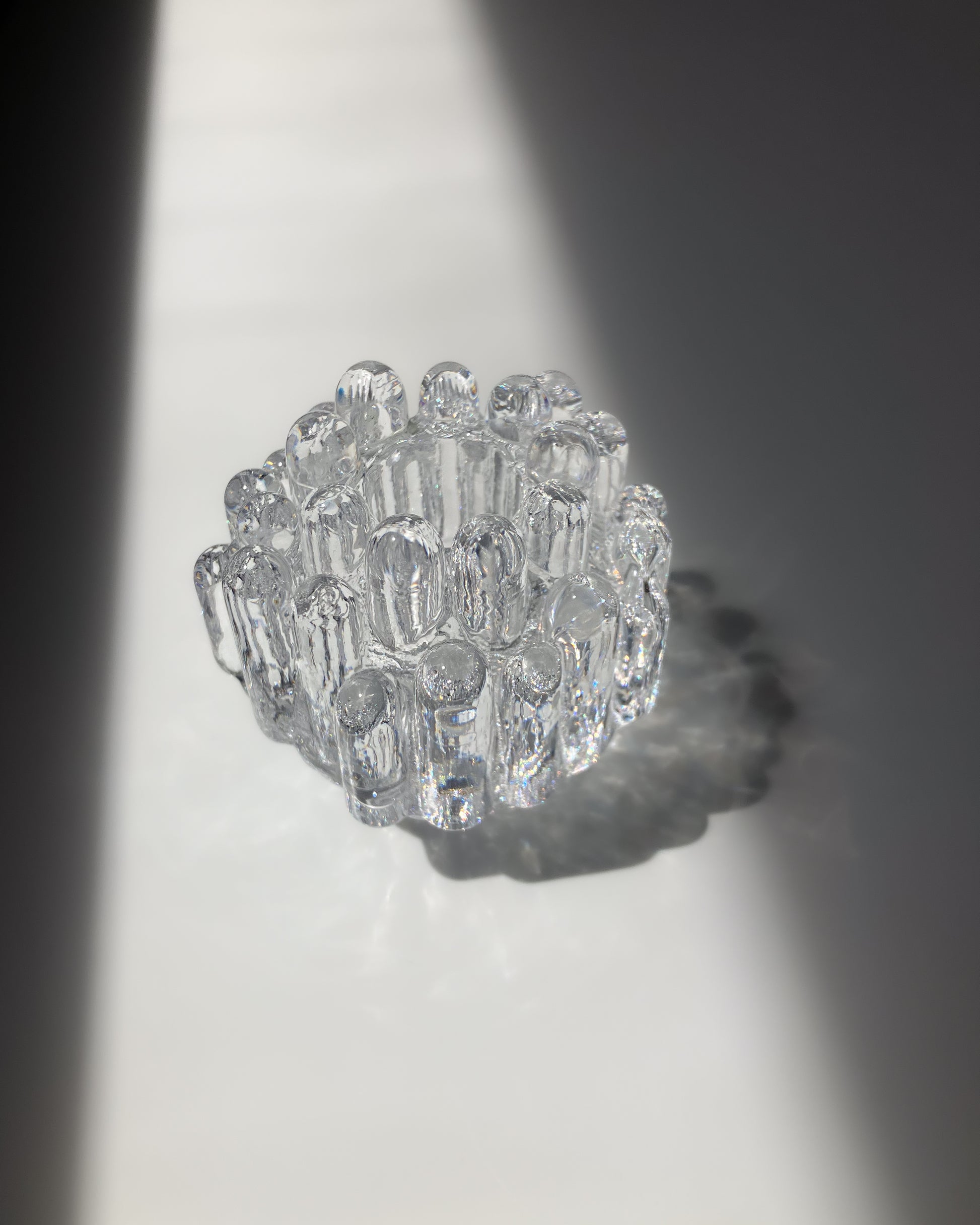 Polar Candle Holder 光が当たって生まれる網目状の影