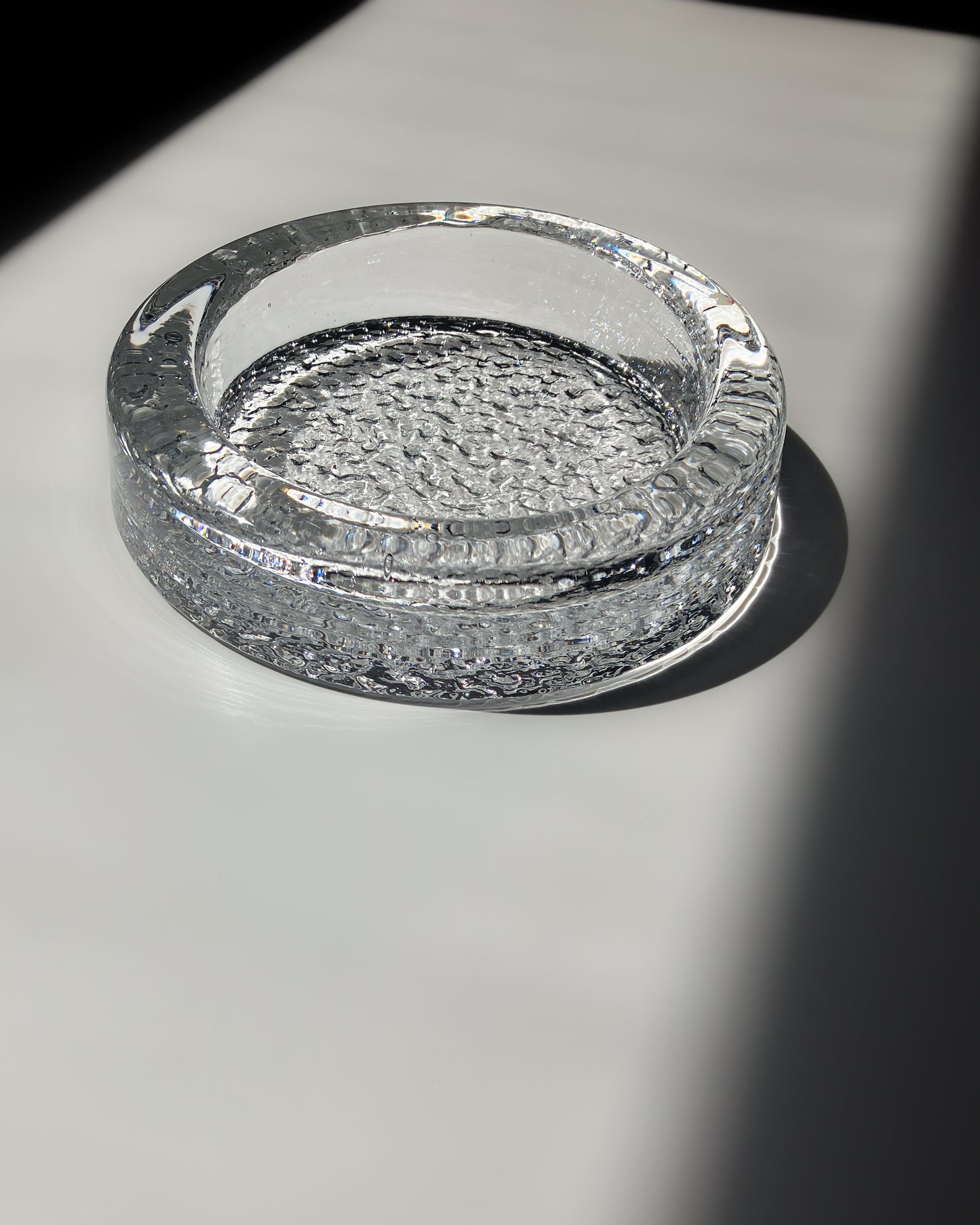 Visa Ashtray 光を受けて輝くガラス
