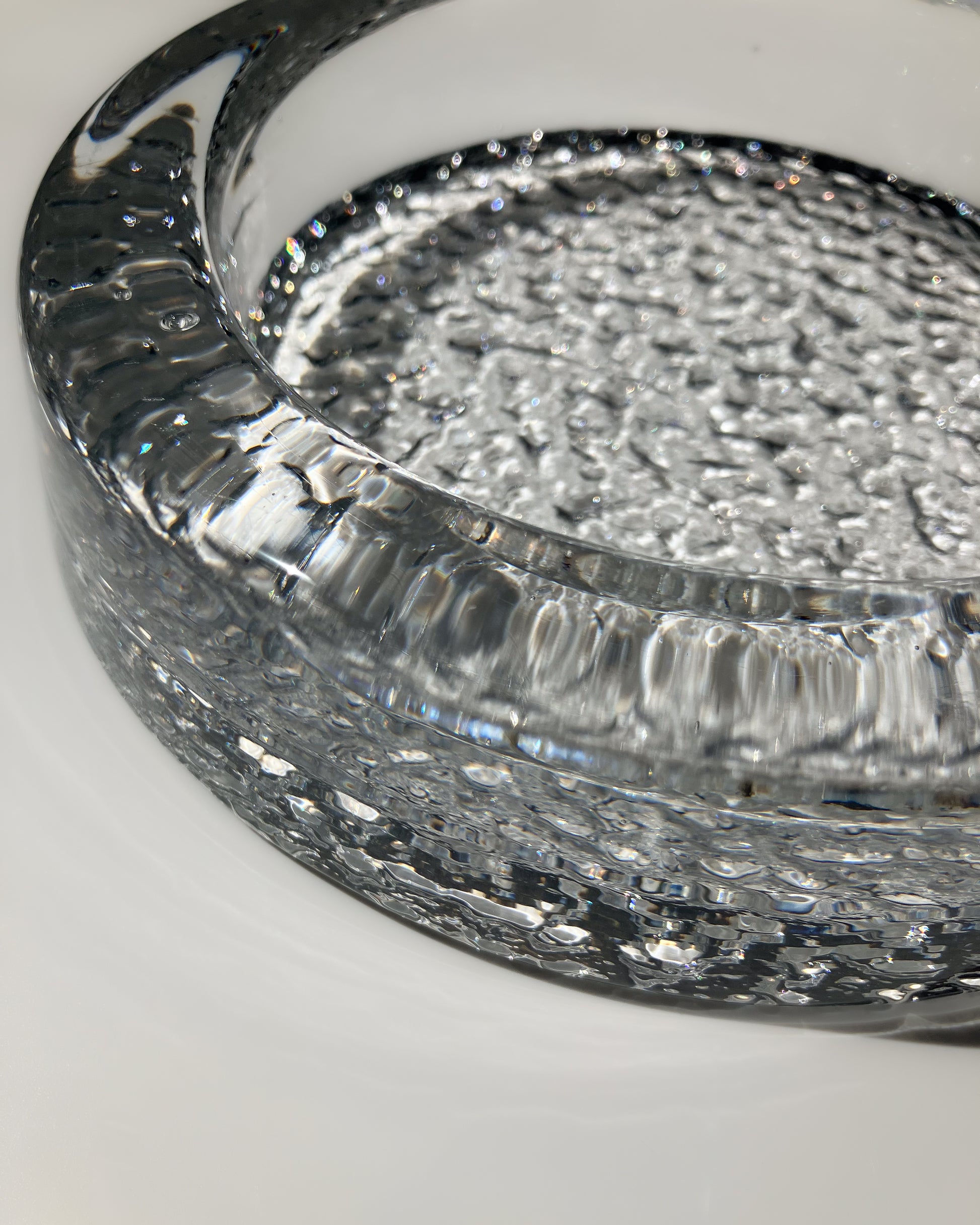 Visa Ashtray 横から – 肉厚なリムの重量感