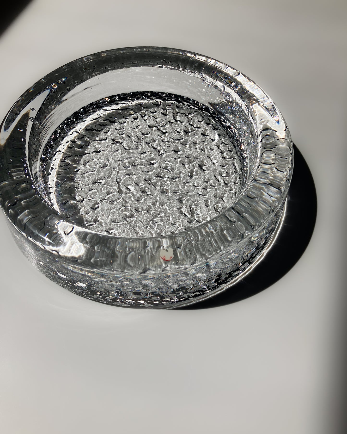 Visa Ashtray 右斜め上から – 底面のクラッシュテクスチャー
