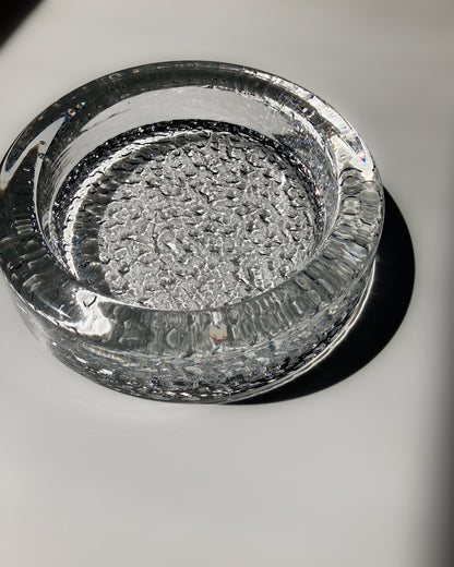 Visa Ashtray 右斜め上から – 底面のクラッシュテクスチャー