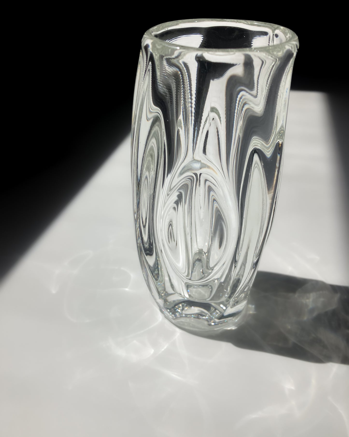 Schrötter Concave Vase 斜め右から – 縦長レンズ状デザイン