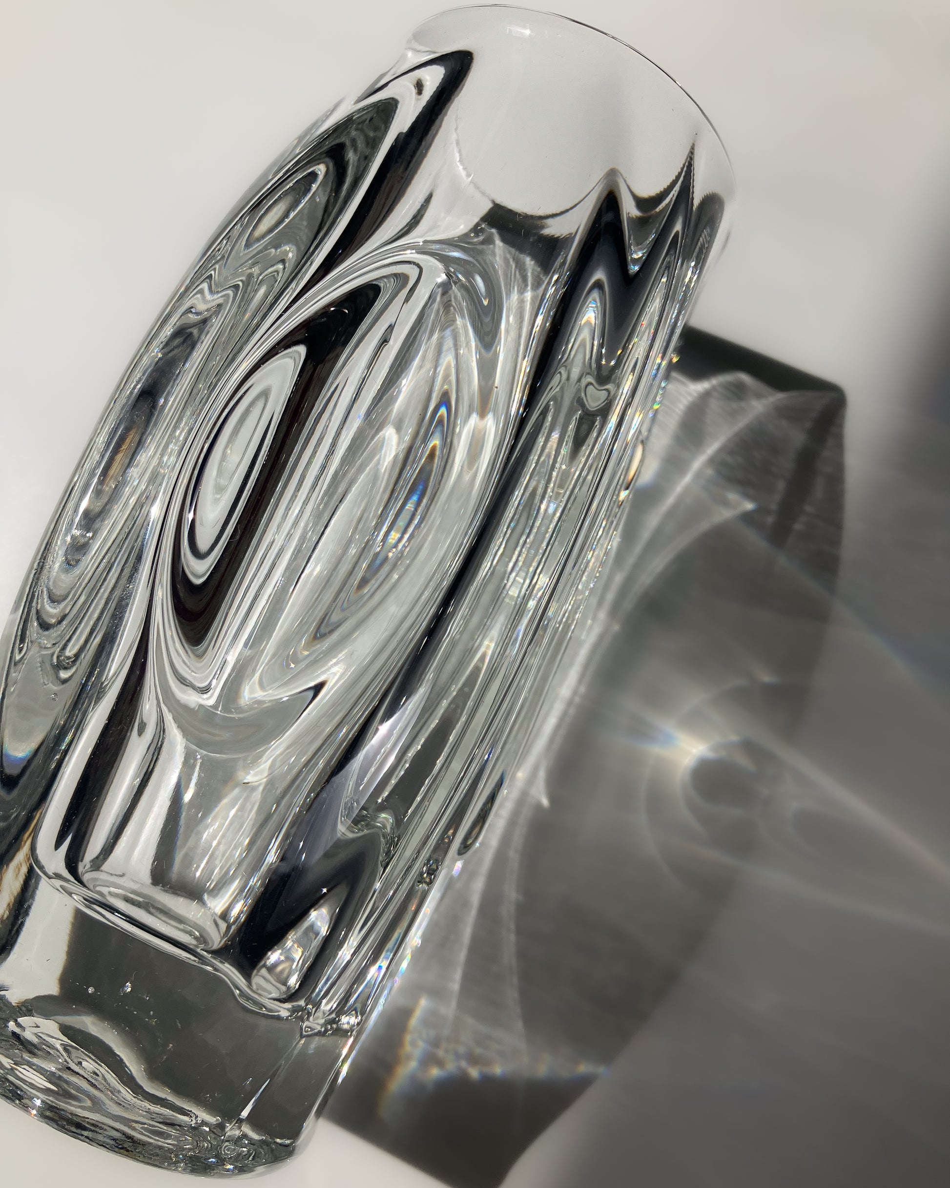 Schrötter Concave Vase 磨き上げられた滑らかな表面