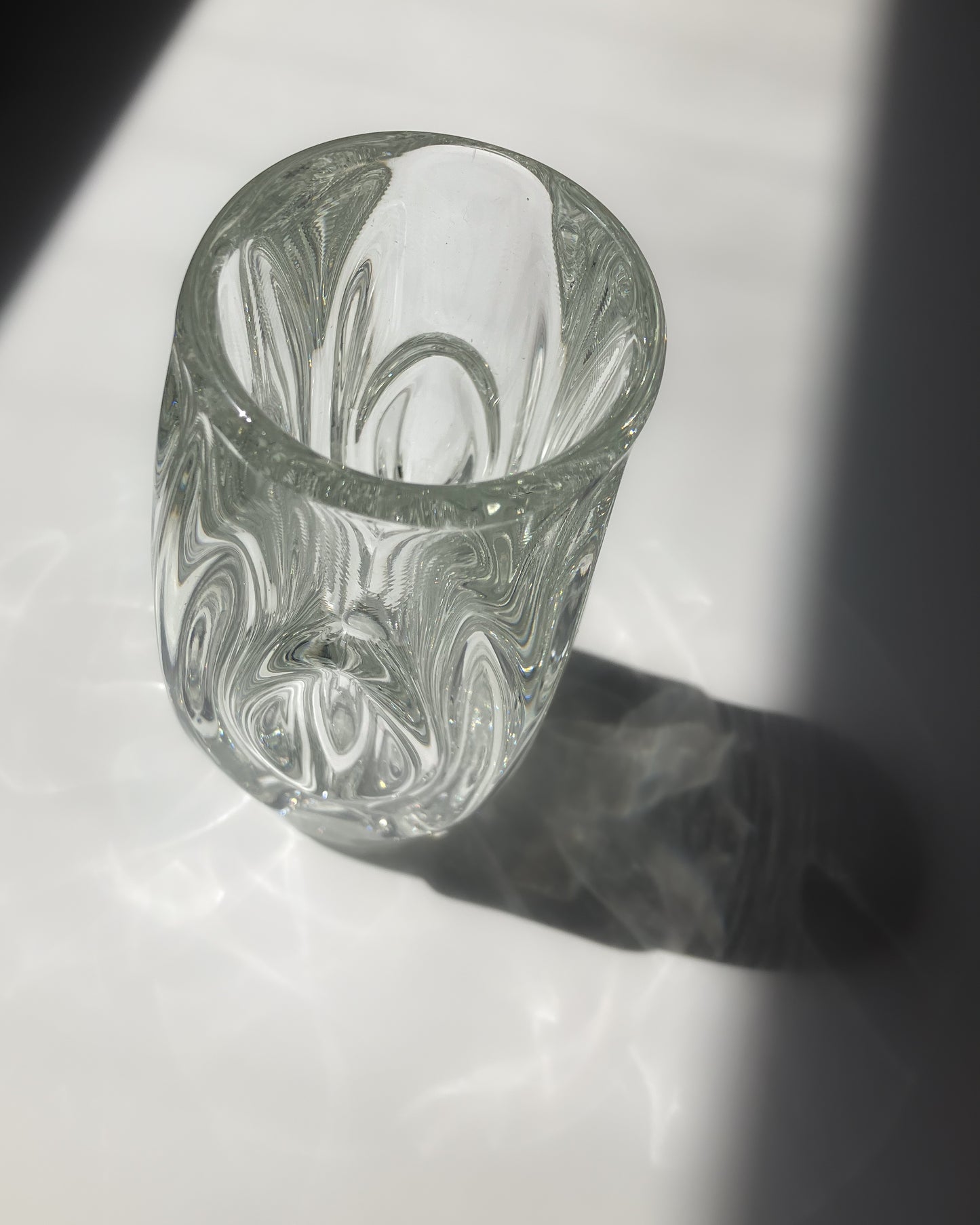 Schrötter Concave Vase 斜め上から – 中央に向かって窪む彫刻的フォルム