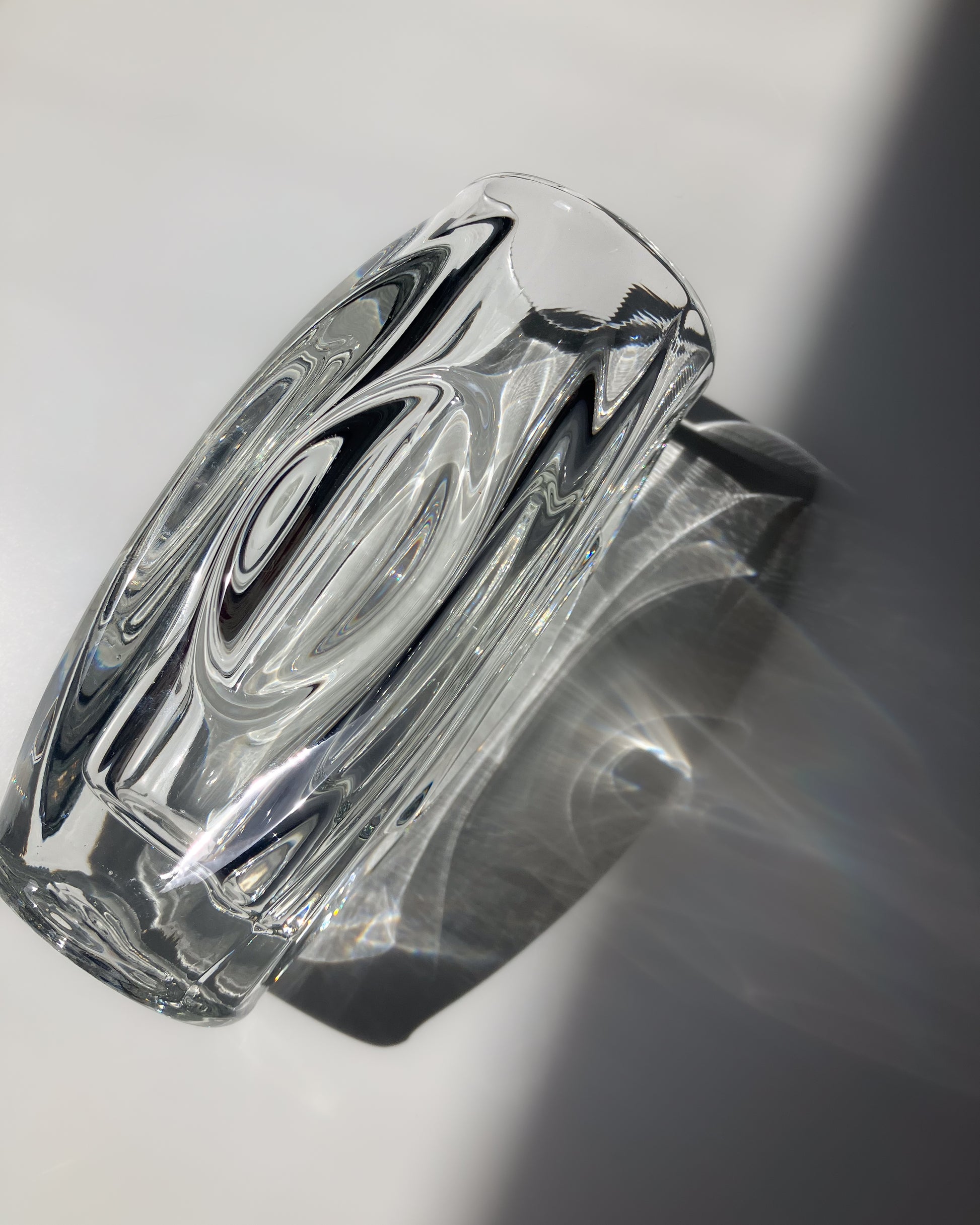 Schrötter Concave Vase 影の紋様 – 東欧ヴィンテージガラス