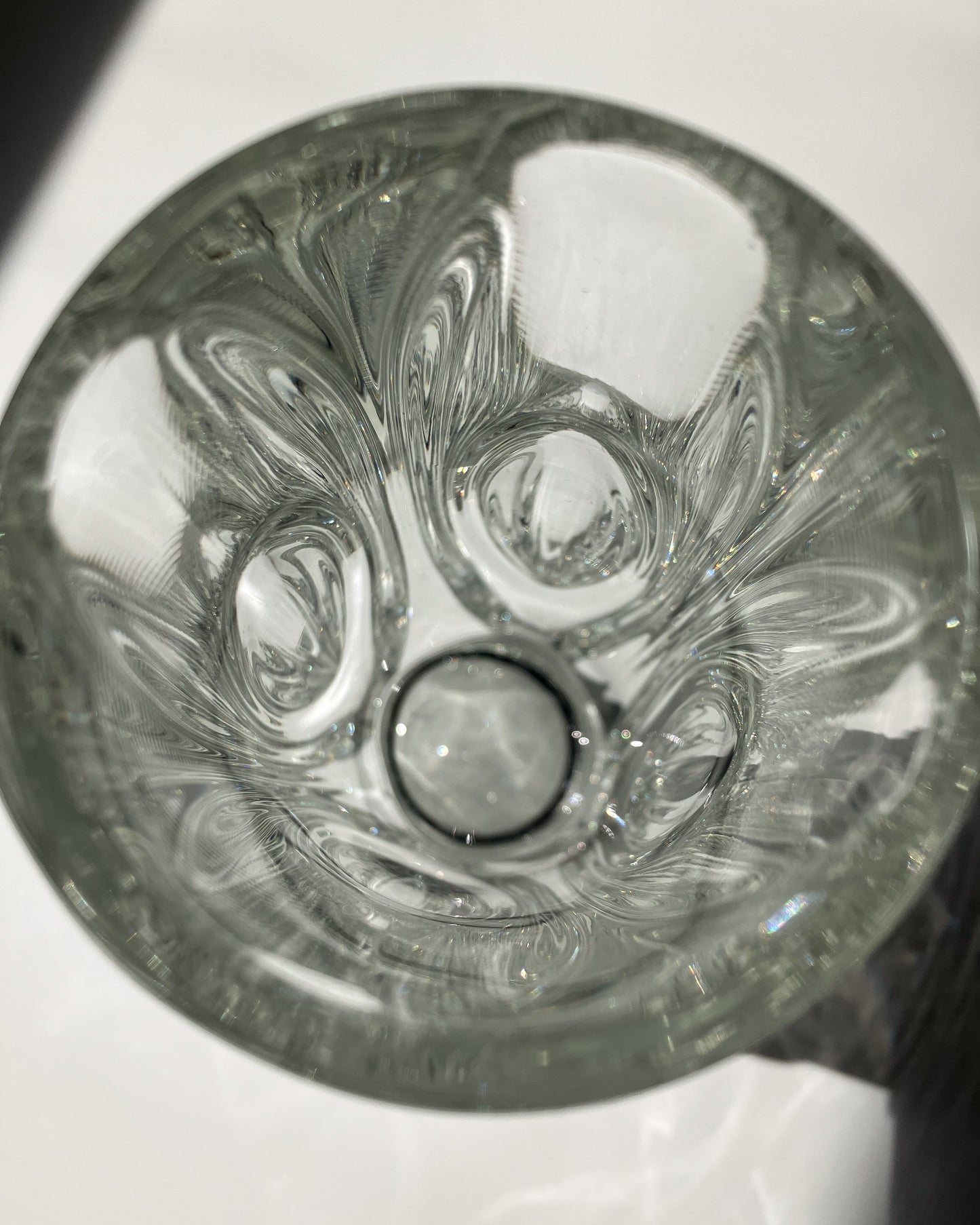 Schrötter Concave Vase 真上から – 角丸四角柱の形状