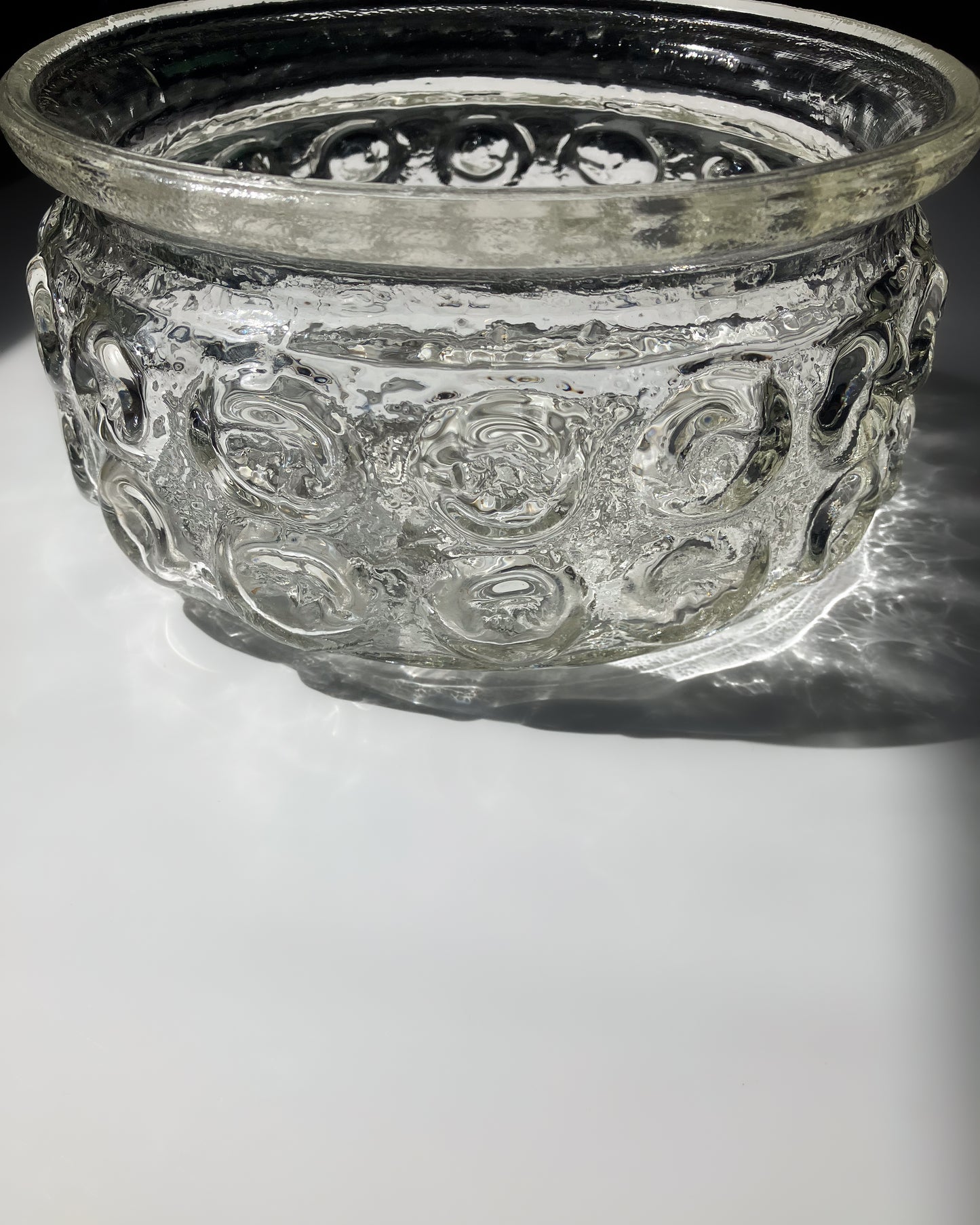 Urban Large Bowl 光を受けて輝くプレスガラス