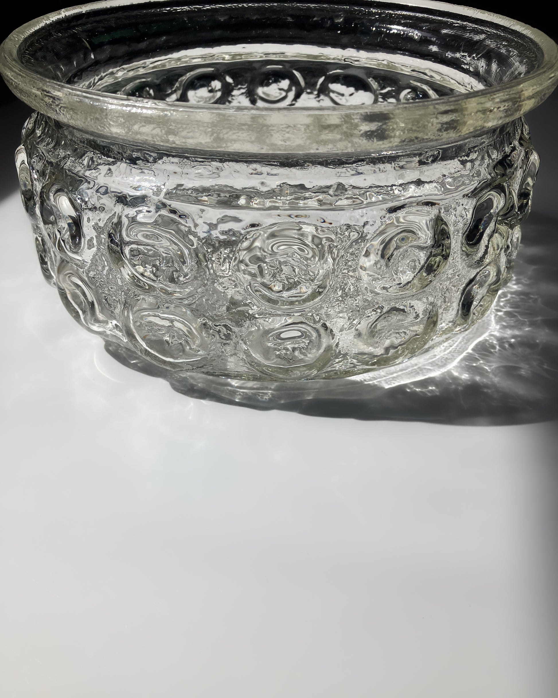 Urban Large Bowl 光を受けて輝くプレスガラス