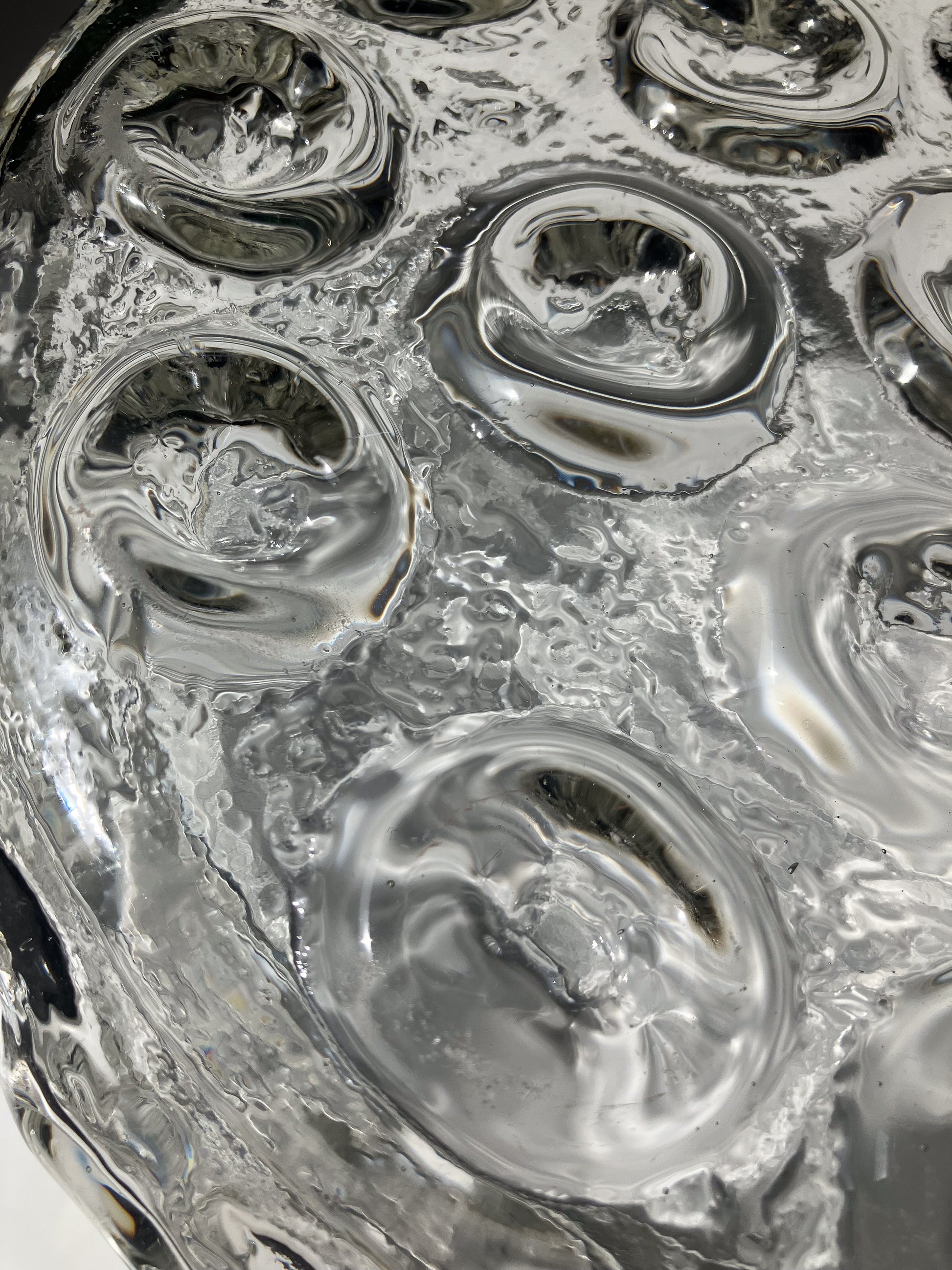 Urban Large Bowl 底面外側から – ドット模様のクローズアップ