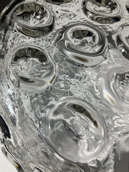 Urban Large Bowl 底面外側から – ドット模様のクローズアップ