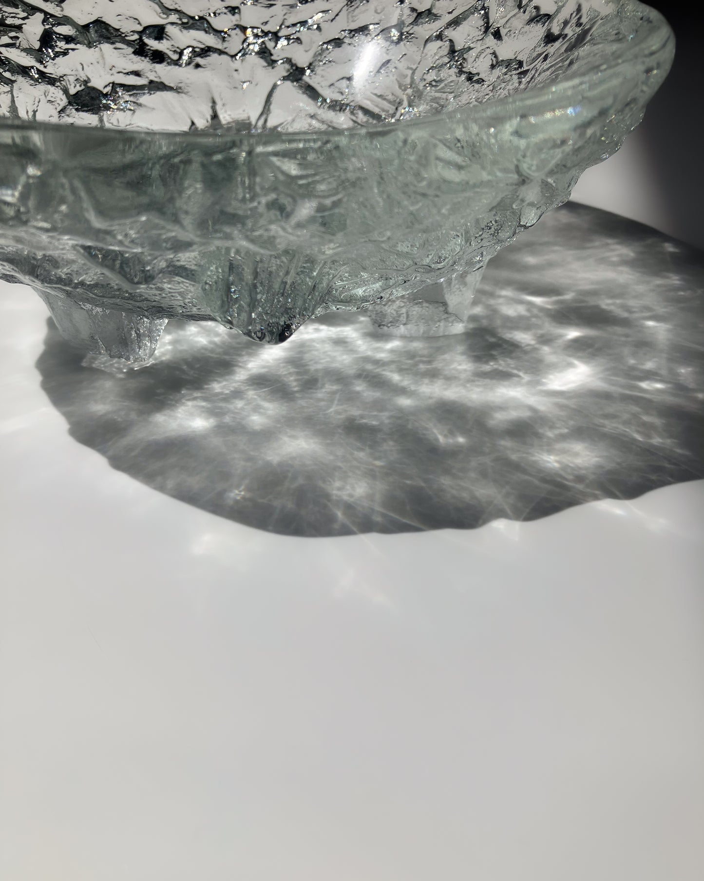 Ice Glass Footed Bowl 横から – 足付き構造のシルエット