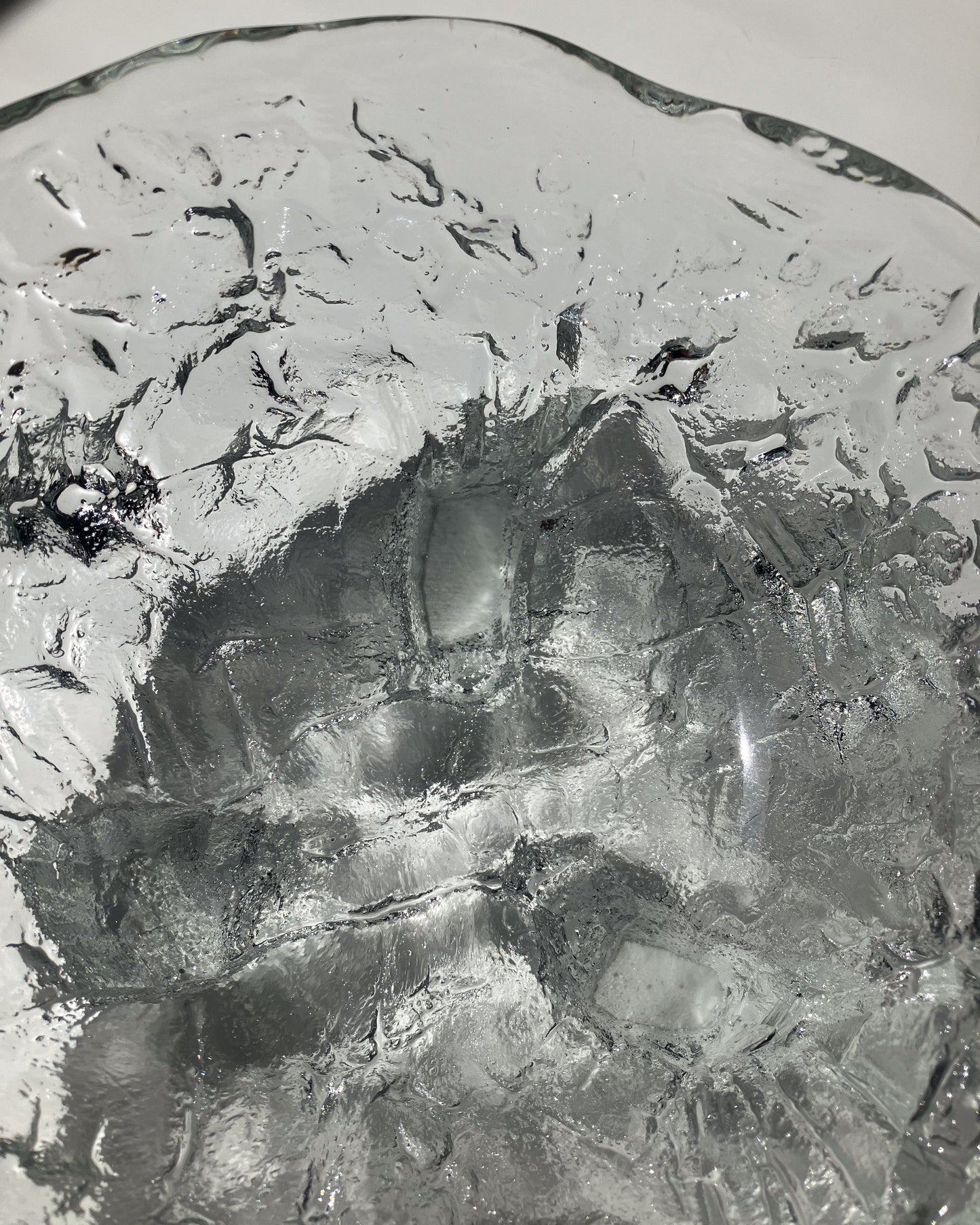 Ice Glass Footed Bowl 光が当たると揺らめく網目状の影