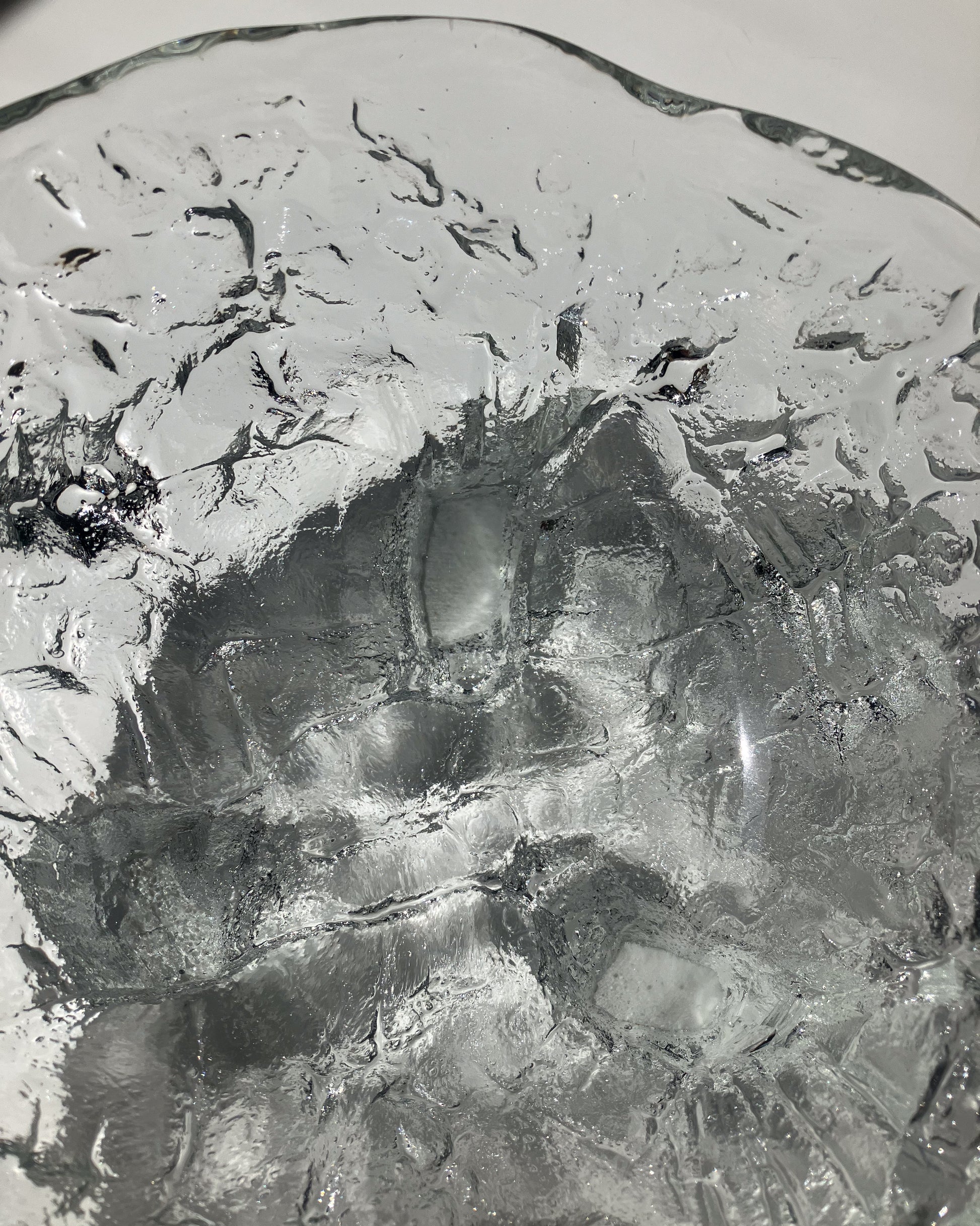 Ice Glass Footed Bowl 光が当たると揺らめく網目状の影