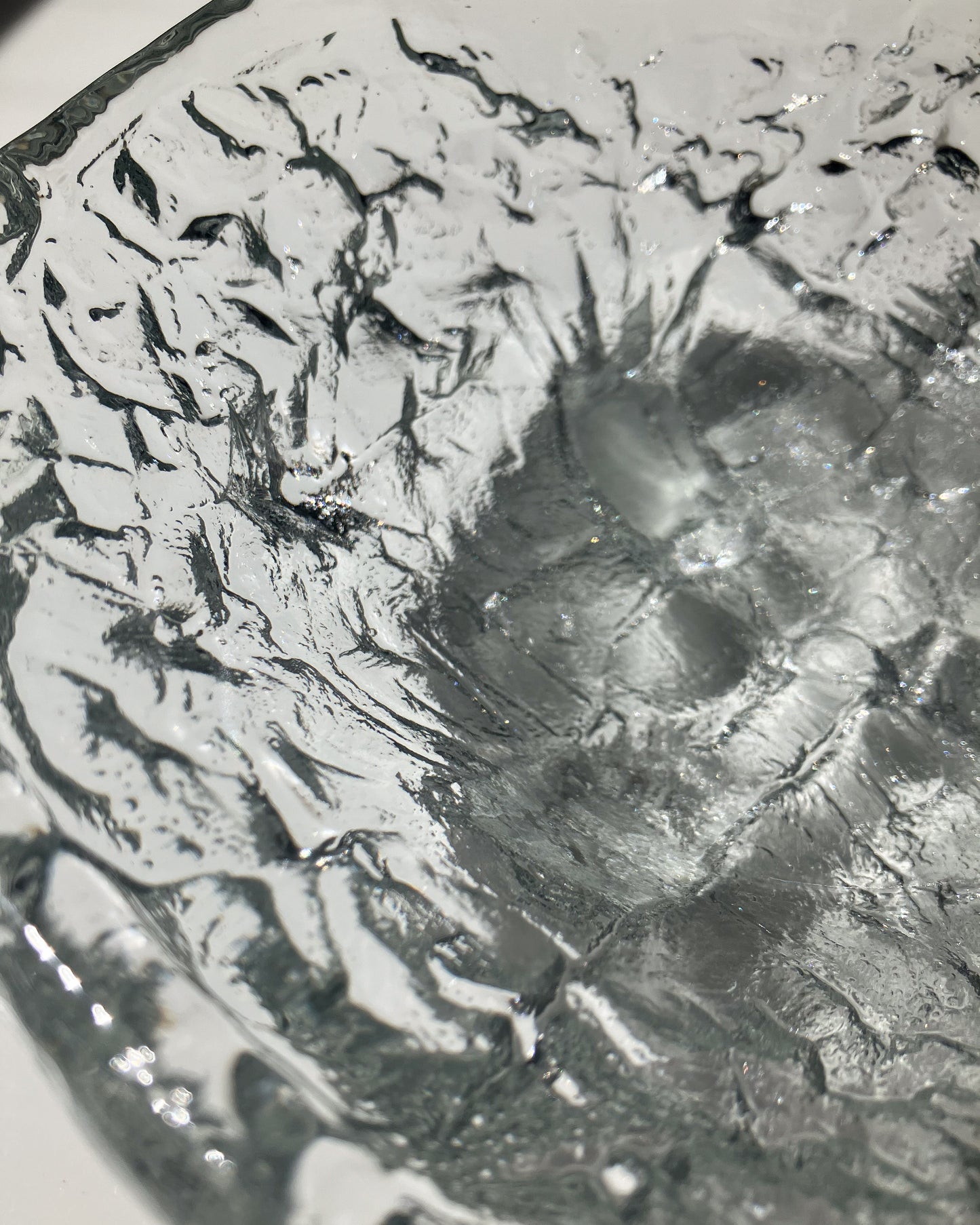 Ice Glass Footed Bowl 全面のランダムな凹凸テクスチャー クローズアップ